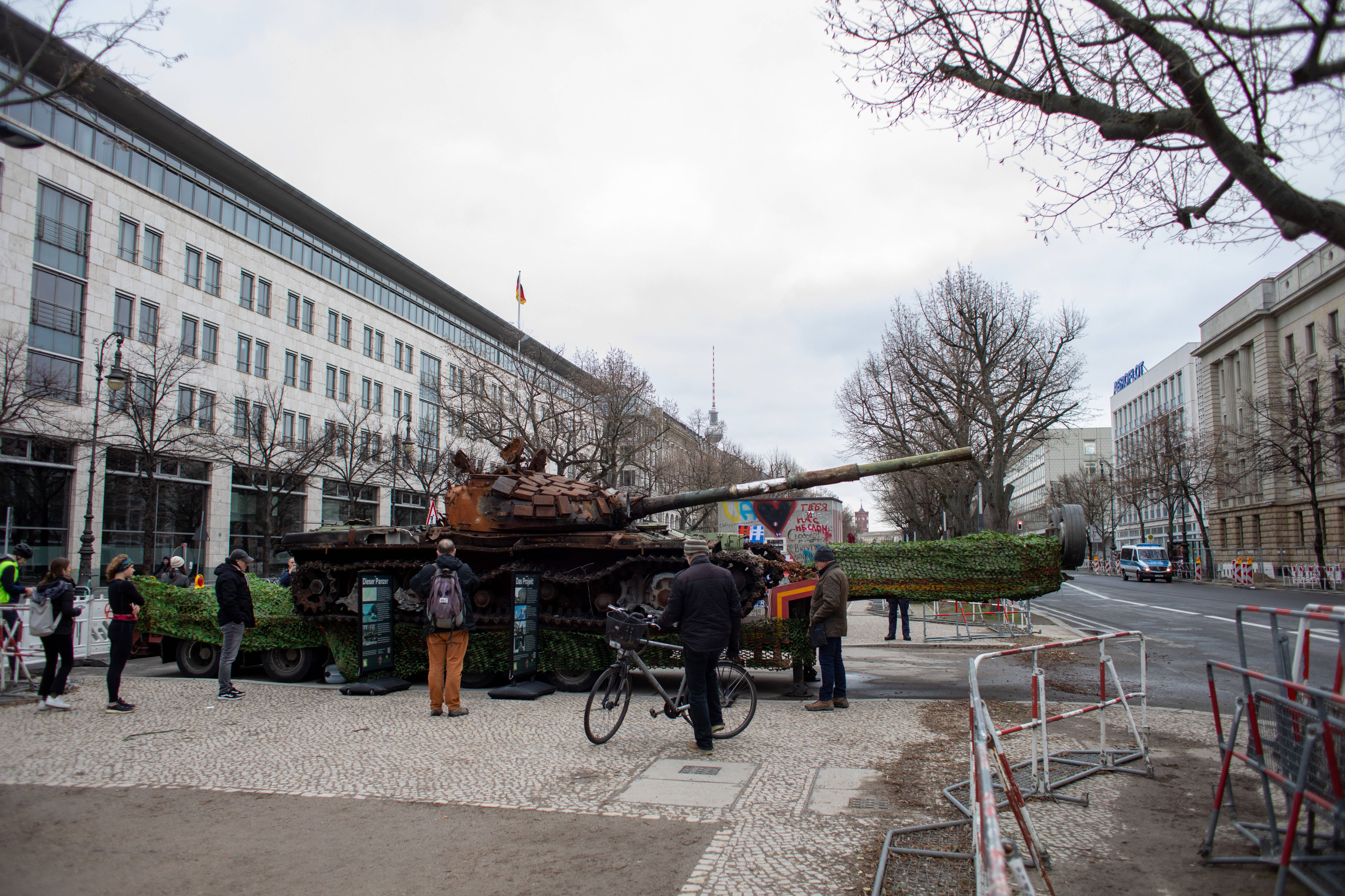 Image - Russen-Schrott-Panzer steht ab heute vor der Russischen Botschaft Unter den Linden