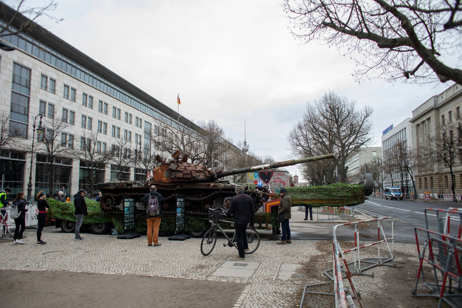 Schaulustige besehen den zerstörten Panzer, der seit heute vor der Russischen Botschaft in Berlin steht. 