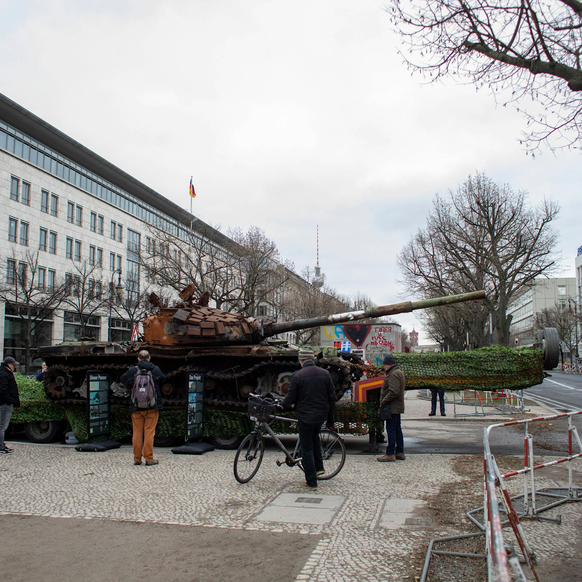 Russen-Schrott-Panzer steht ab heute vor der Russischen Botschaft Unter den Linden
