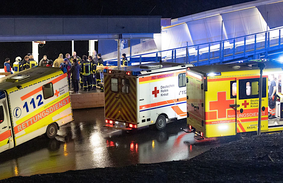Rettungswagen und Helfer stehen am Ausgang der Bobbahn in Oberhof.&nbsp;