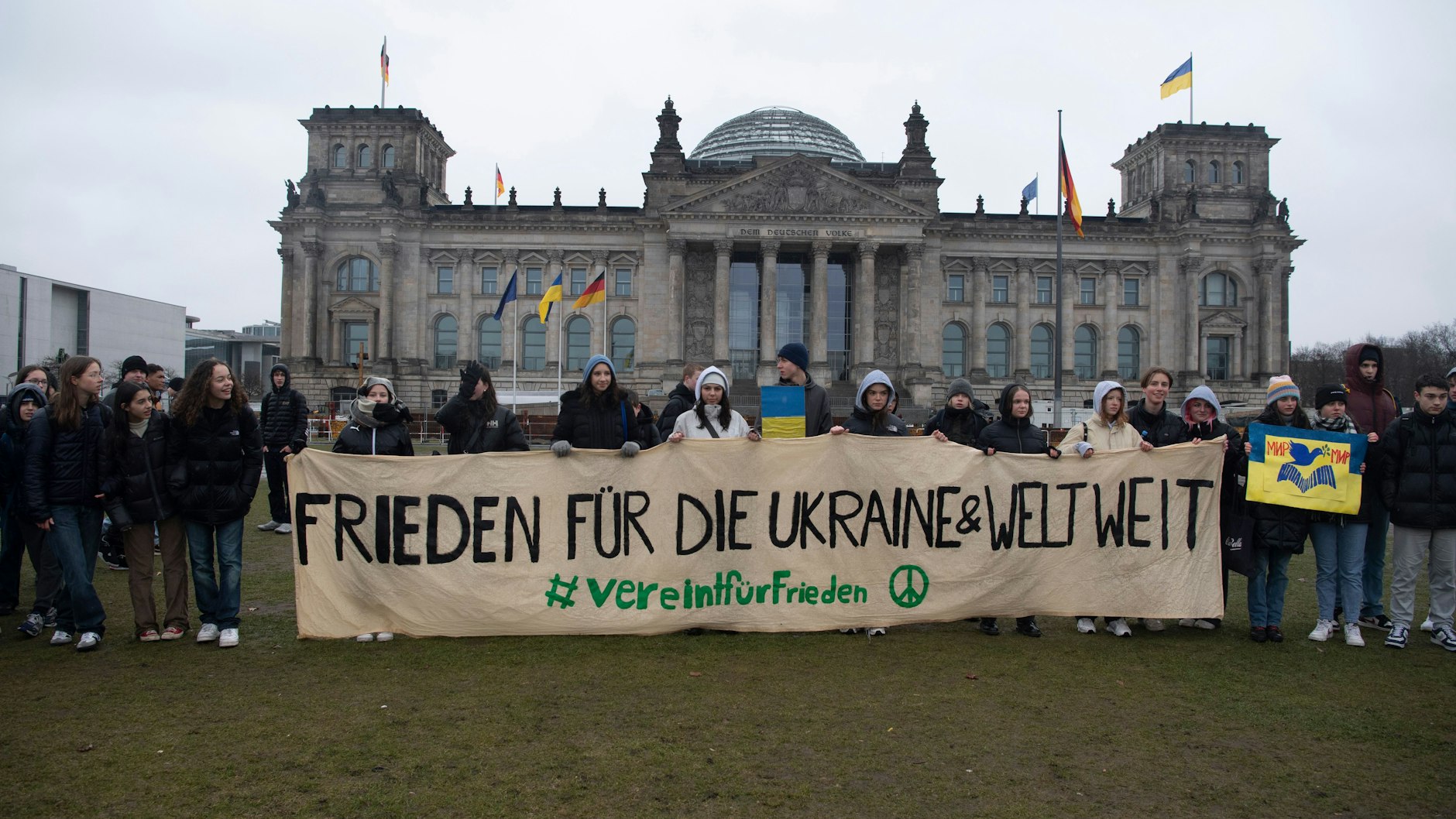 Schüler aus Berlin nehmen vor dem Reichstag an einer Demonstration gegen den russischen Angriffskrieg in der Ukraine am Jahrestag des Kriegsbeginns teil.&nbsp;