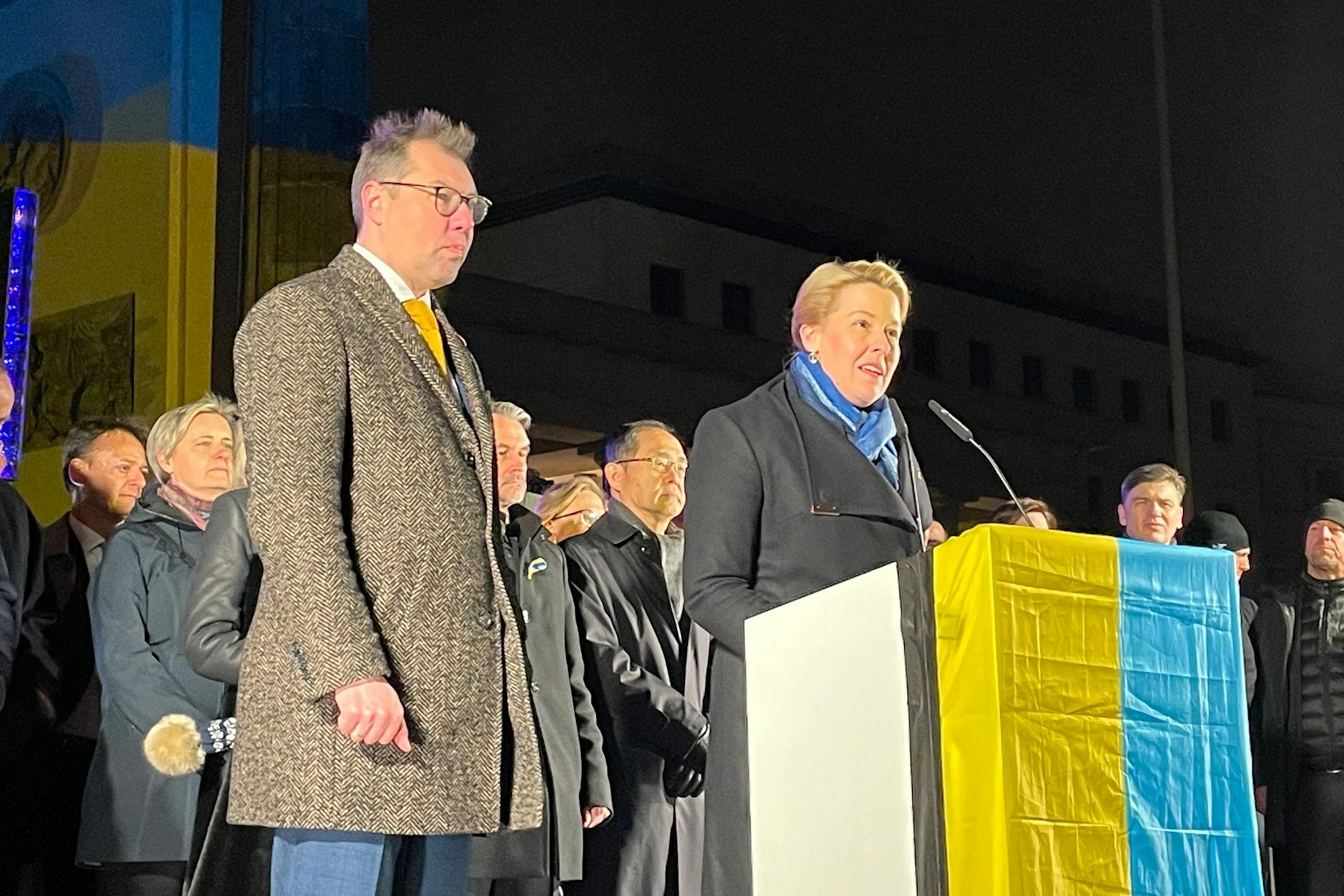 Franziska Giffey bei ihrer Rede vor dem Brandenburger Tor.