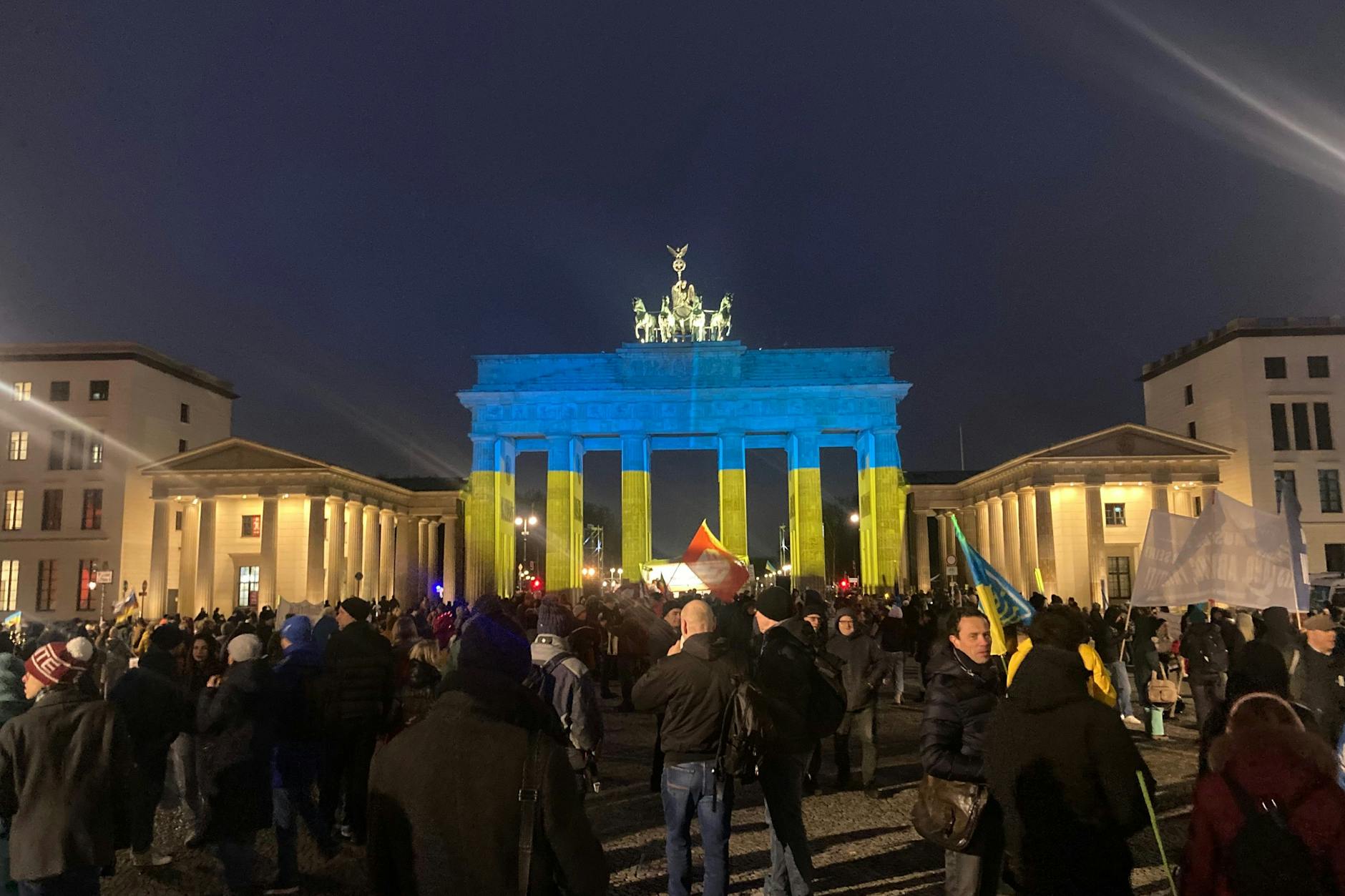 Das Brandenburger Tor ist in den ukrainischen Landesfarben angestrahlt.