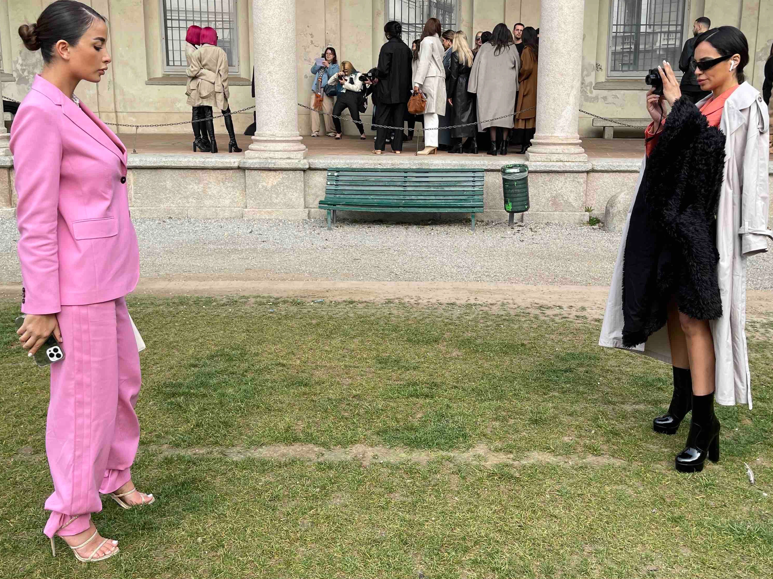 Diese zwei Grazien riskieren eine dicke Lippe.