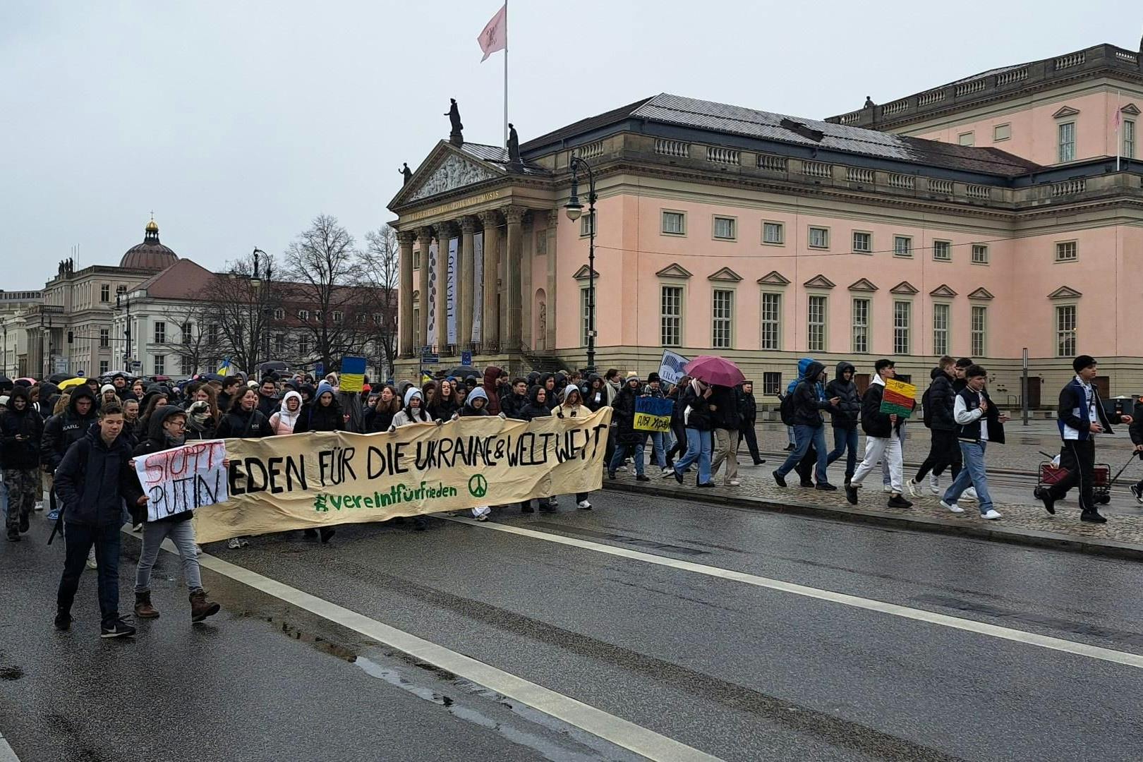 Schüler Demo zum 1. Jahrestag des Krieges.