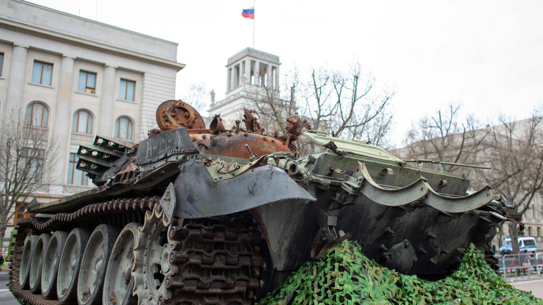Aktivisten haben mit einem Sattelauflieger, das Wrack eines russischen Panzers vom Typ T-72 auf dem Boulevard Unter den Linden vor der Botschaft Russlands abgestellt. 