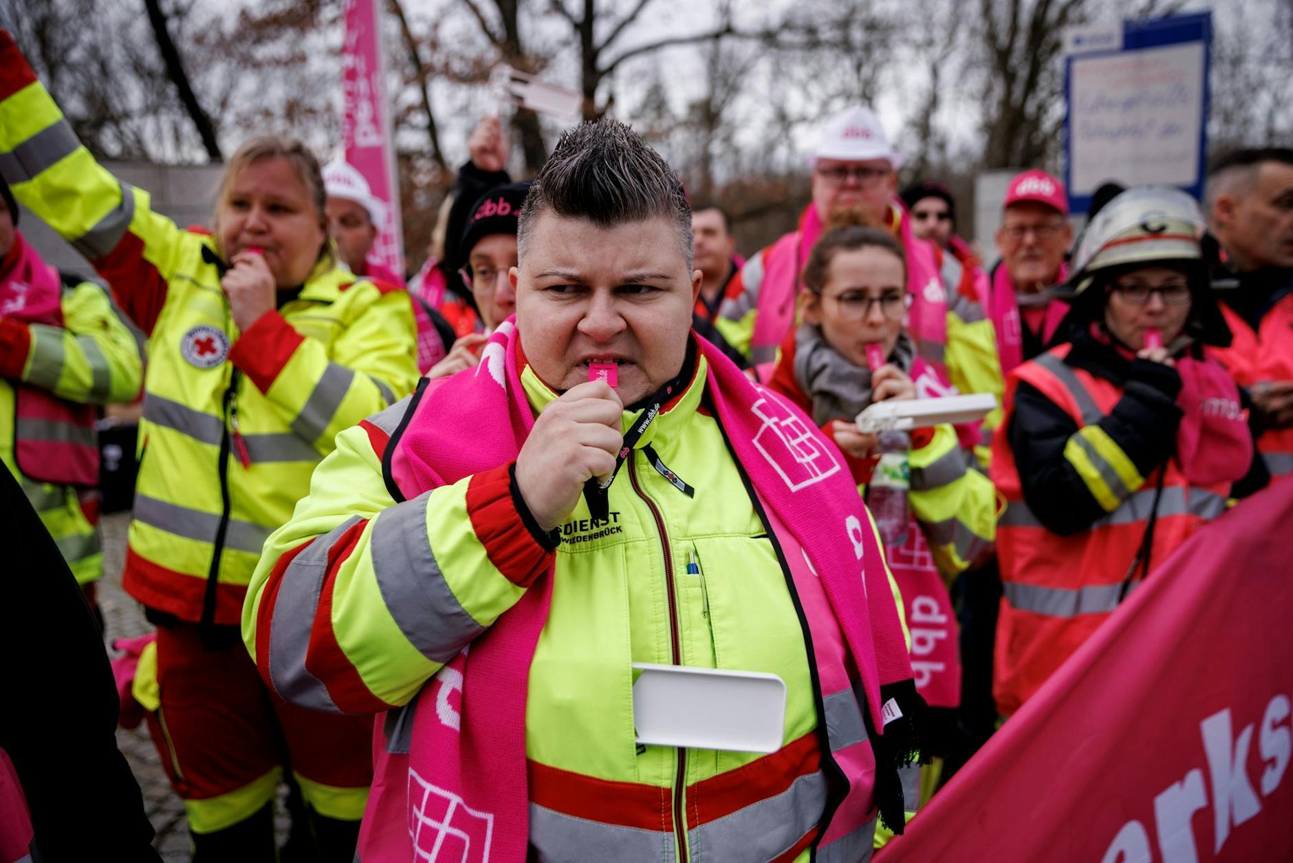 Vor Beginn einer weiteren Runde der Tarifverhandlungen im öffentlichen Dienst demonstrieren Beschäftigte in Potsdam.