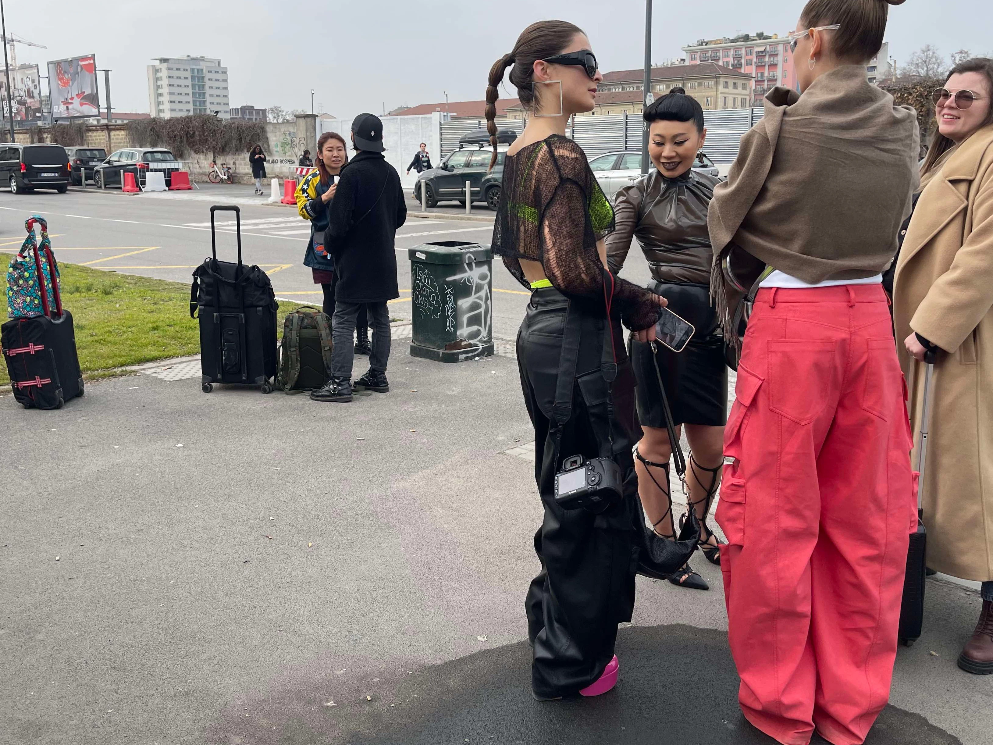 Nochmal Koffer: Meistens sind Street-Styler und Fotografen ein eingespieltes Team.
