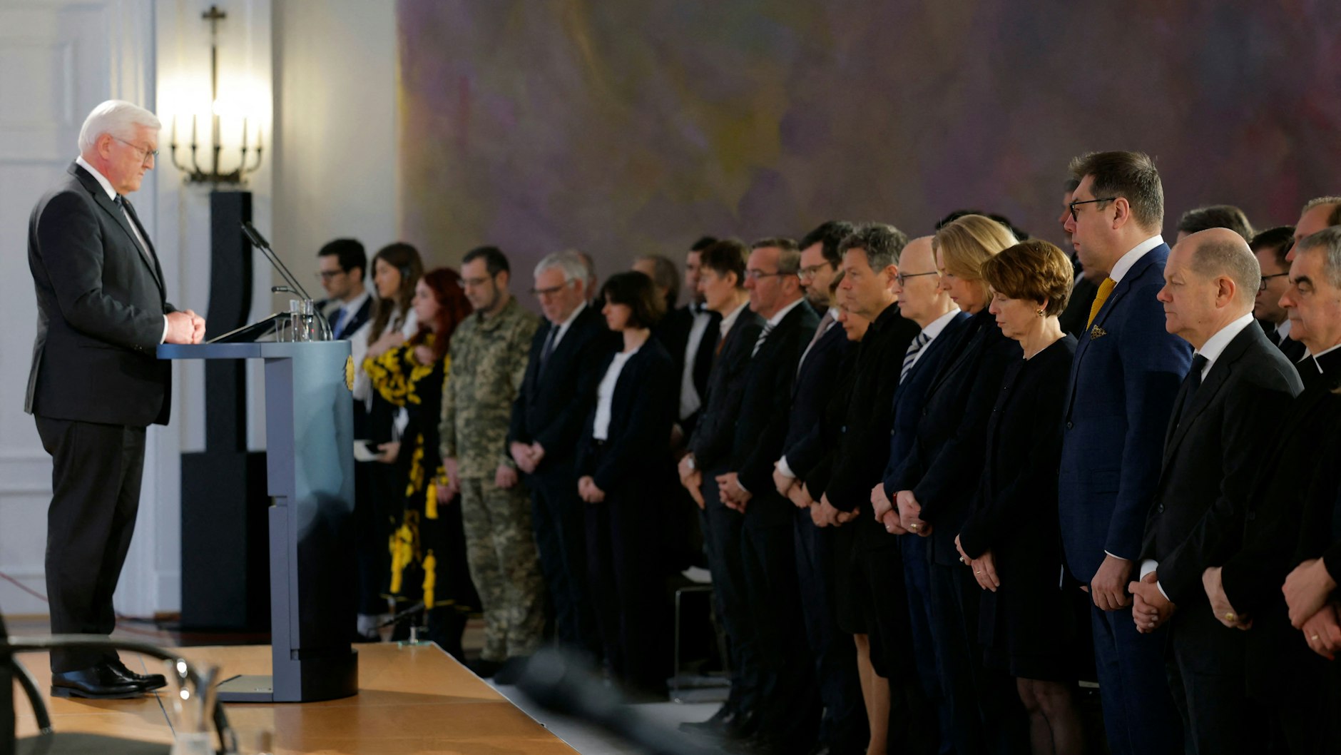 Bundespräsident Frank-Walter Steinmeier bei einem Gedenkakt im Schloss Bellevue. Unter den Anwesenden Bundeskanzler Olaf Scholz und der ukrainische Botschafter in Berlin.&nbsp;