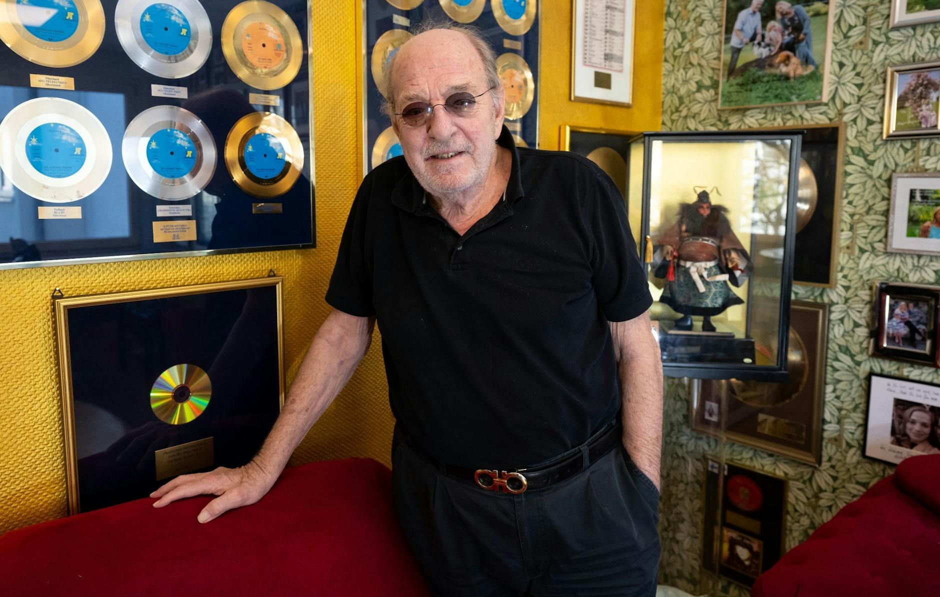 PRODUKTION - Musiker, Komponist und Produzent Ralph Siegel steht bei einem Interview mit der Deutschen Presse-Agentur in seinem Büro.