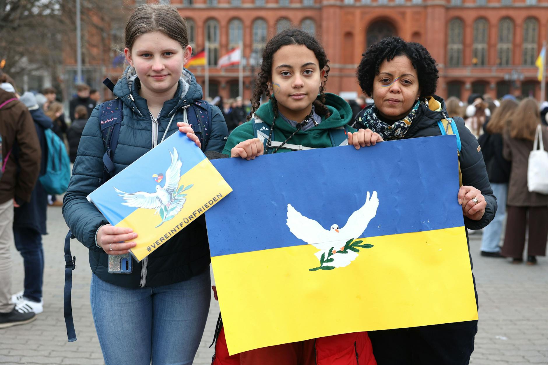 Emma (12) und Mia (14) vom Friedrich-Ebert-Gymnasium sowie Nilsen Nuiter demonstrieren für den Frieden.