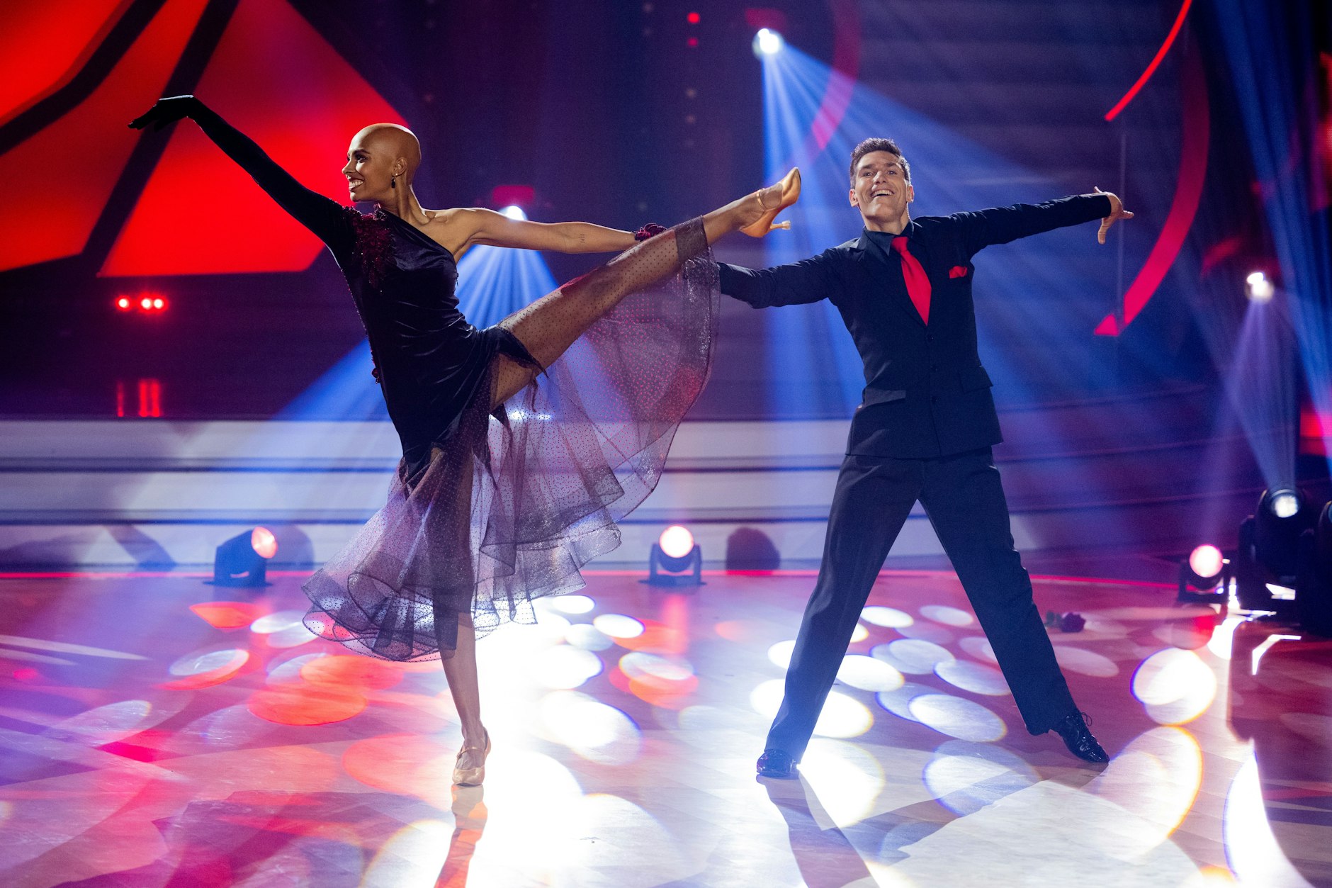 Sharon Battiste und Christian Polanc tanzten einen Langsamen Walzer in Show 1 bei „Let’s Dance“ und bekamen starke 19 Punkte dafür. Nun ist das Duo vom Verletzungspech verfolgt.