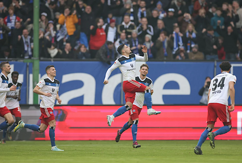 Hamburgs Ludovit Reis (M) feiert sein Tor zum 1:0.  