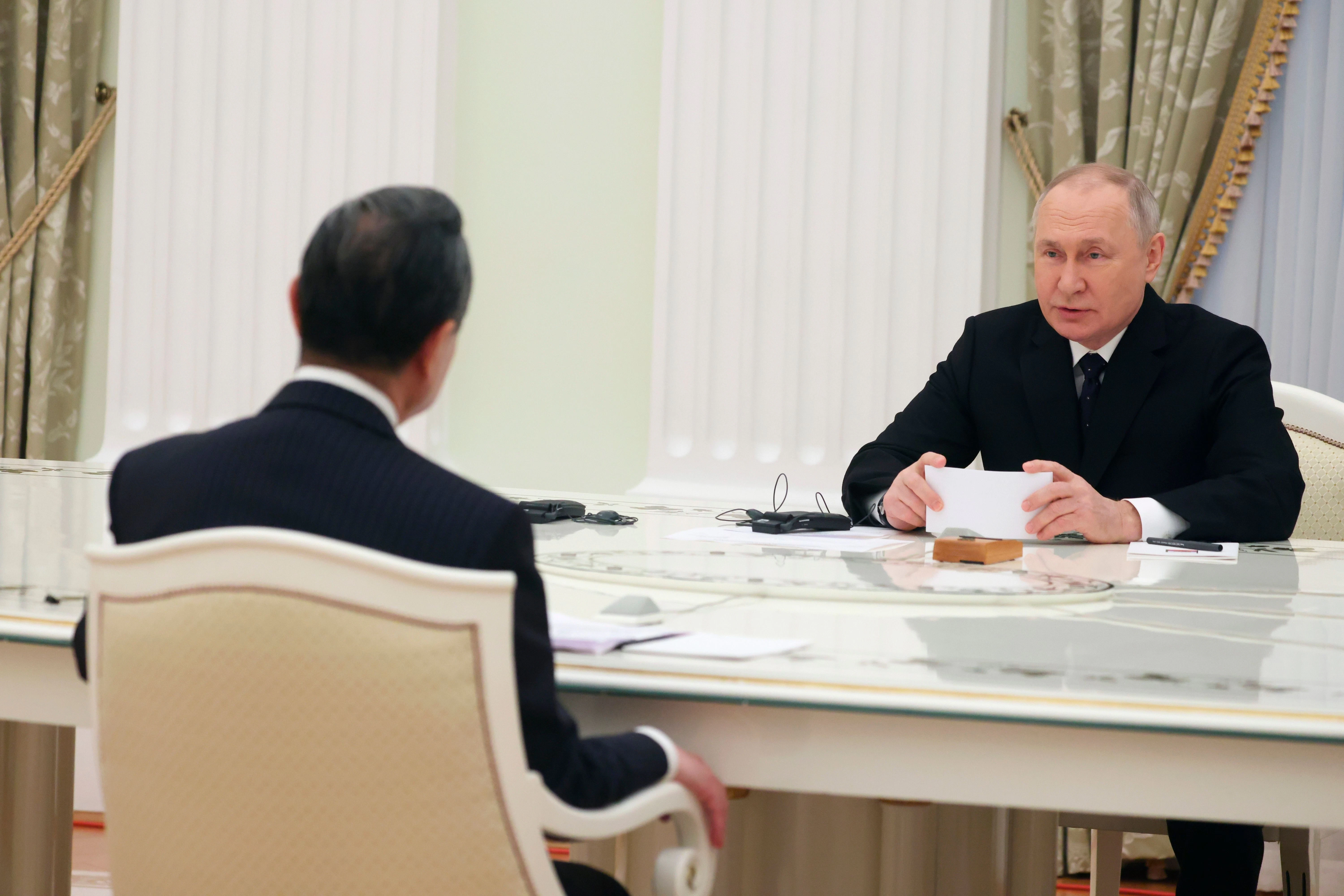 Russlands Präsident Wladimir Putin im Gespräch mit Wang Yi&nbsp;