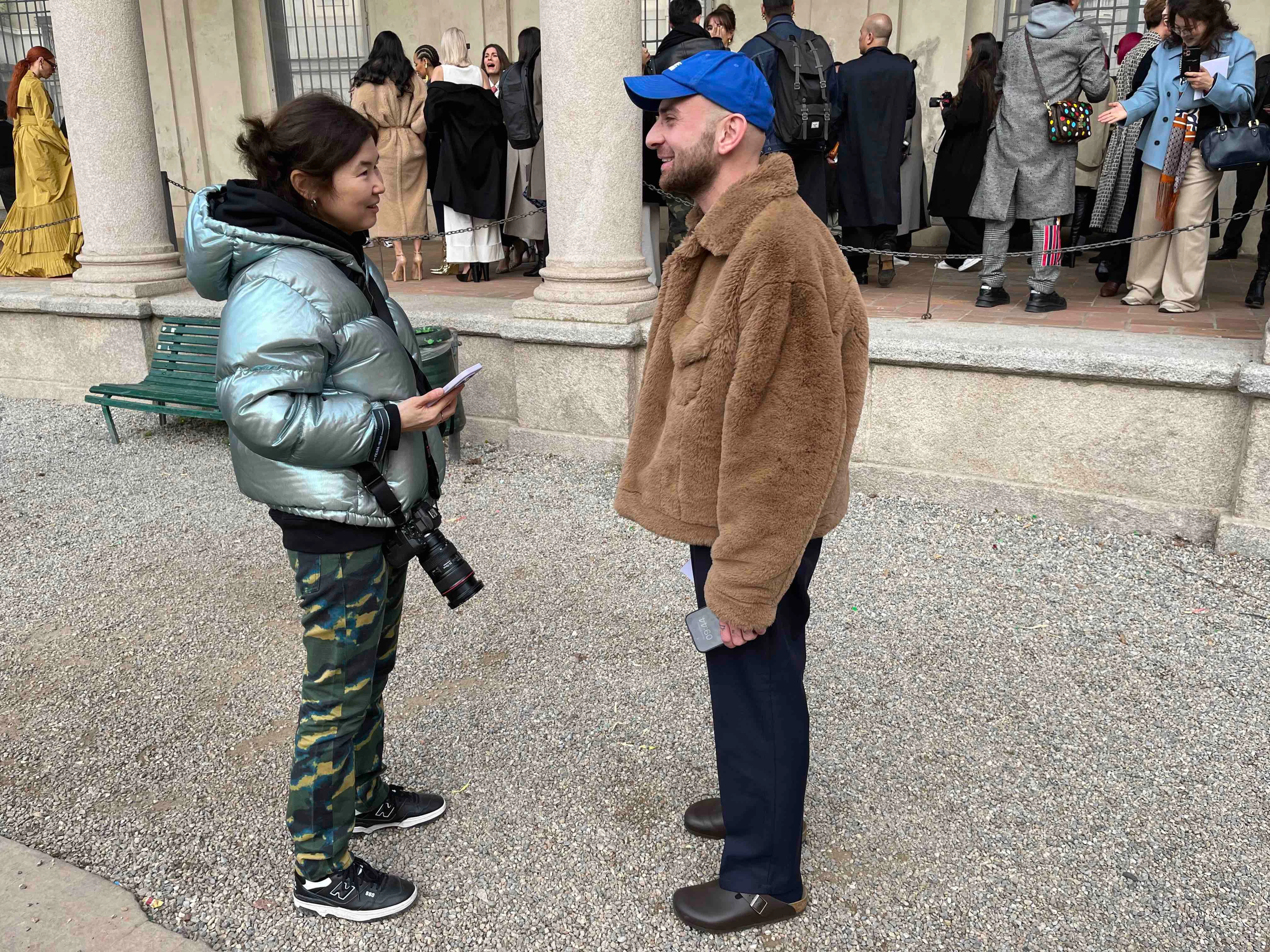 Beka Gvishiani (rechts) gründete 2021 seinem Instagram-Account @stylenotcom. Die Fashion-Community liebt seine Posts aus der Welt der Mode, die stets die gleiche Optik haben: weiße Schrift auf blauem Hintergrund.