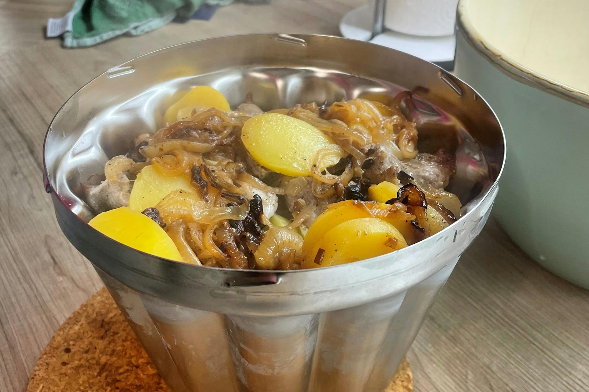 Spanisch Fricco wird traditionell in der Puddingform im Wasserbad gegart. Richtig zubereitet schmeckt es unglaublich gut und ist ein westfälischer Klassiker (Rezept folg).