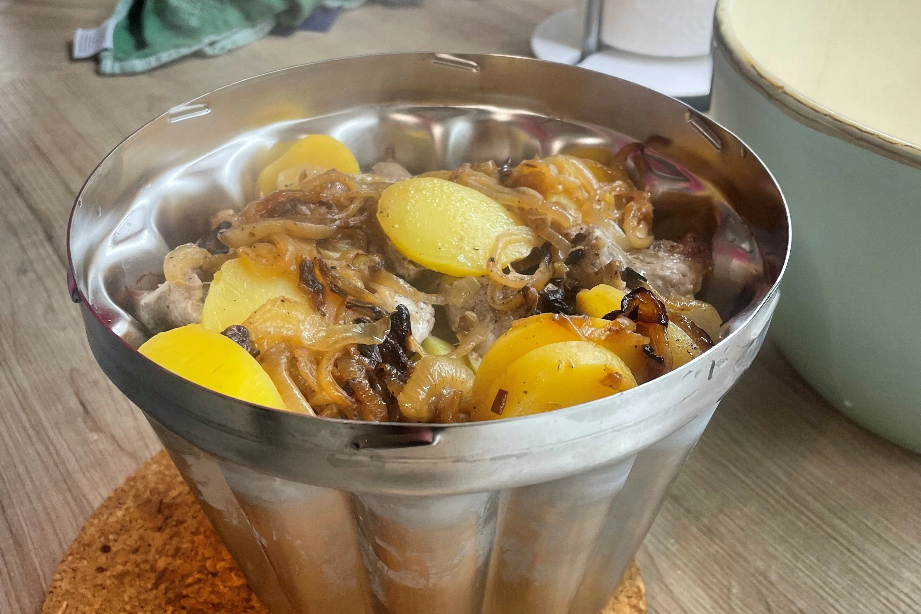 Spanisch Fricco wird traditionell in der Puddingform im Wasserbad gegart. Richtig zubereitet schmeckt es unglaublich gut und ist ein westfälischer Klassiker (Rezept folg).