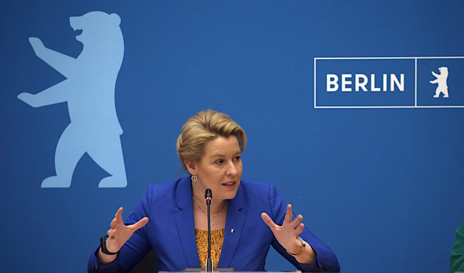 Franziska Giffey (SPD), Regierende Bürgermeisterin, spricht zur Presse.  