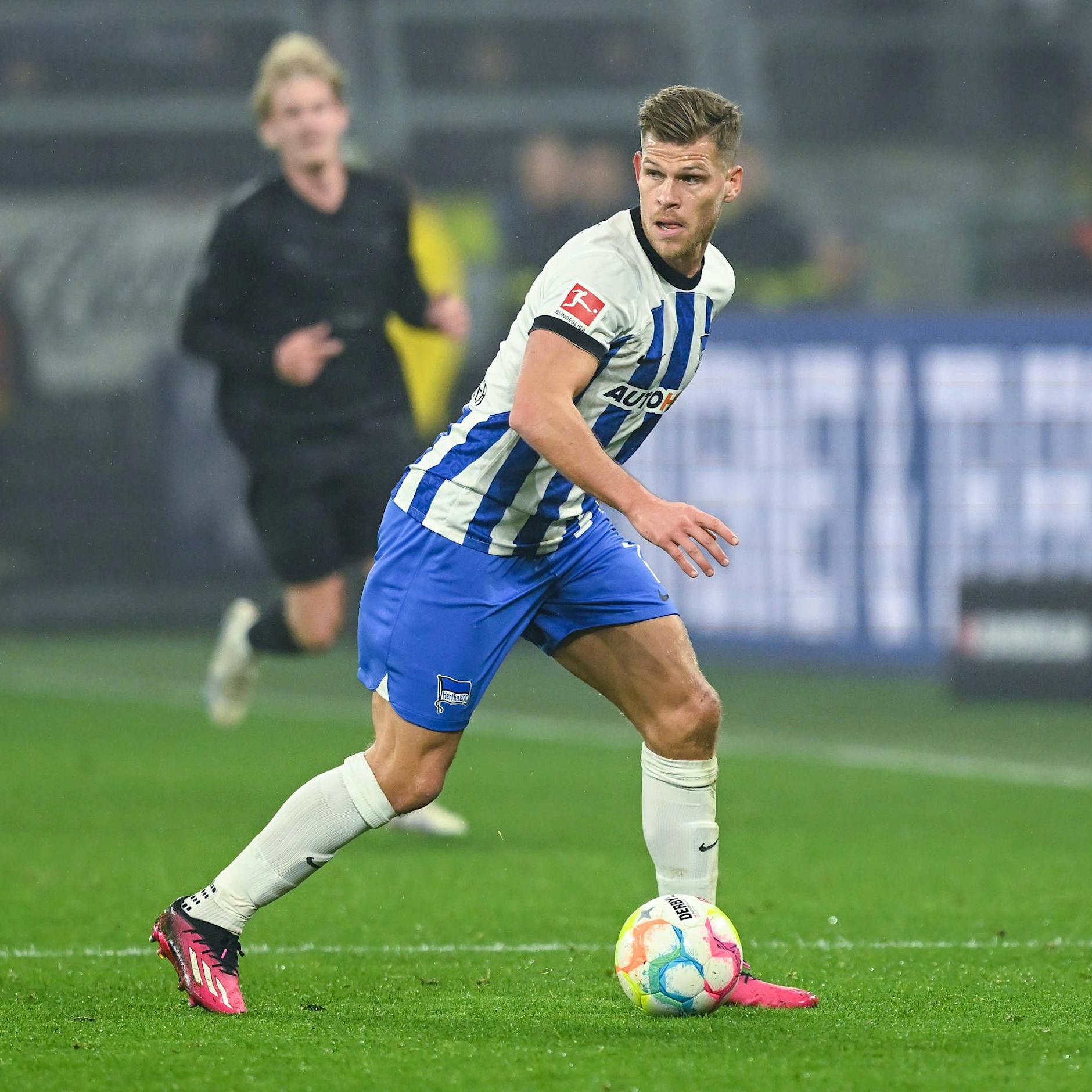 Spielen oder sparen? Wenn Florian Niederlechner stürmt, muss Hertha BSC an den FC Augsburg zahlen