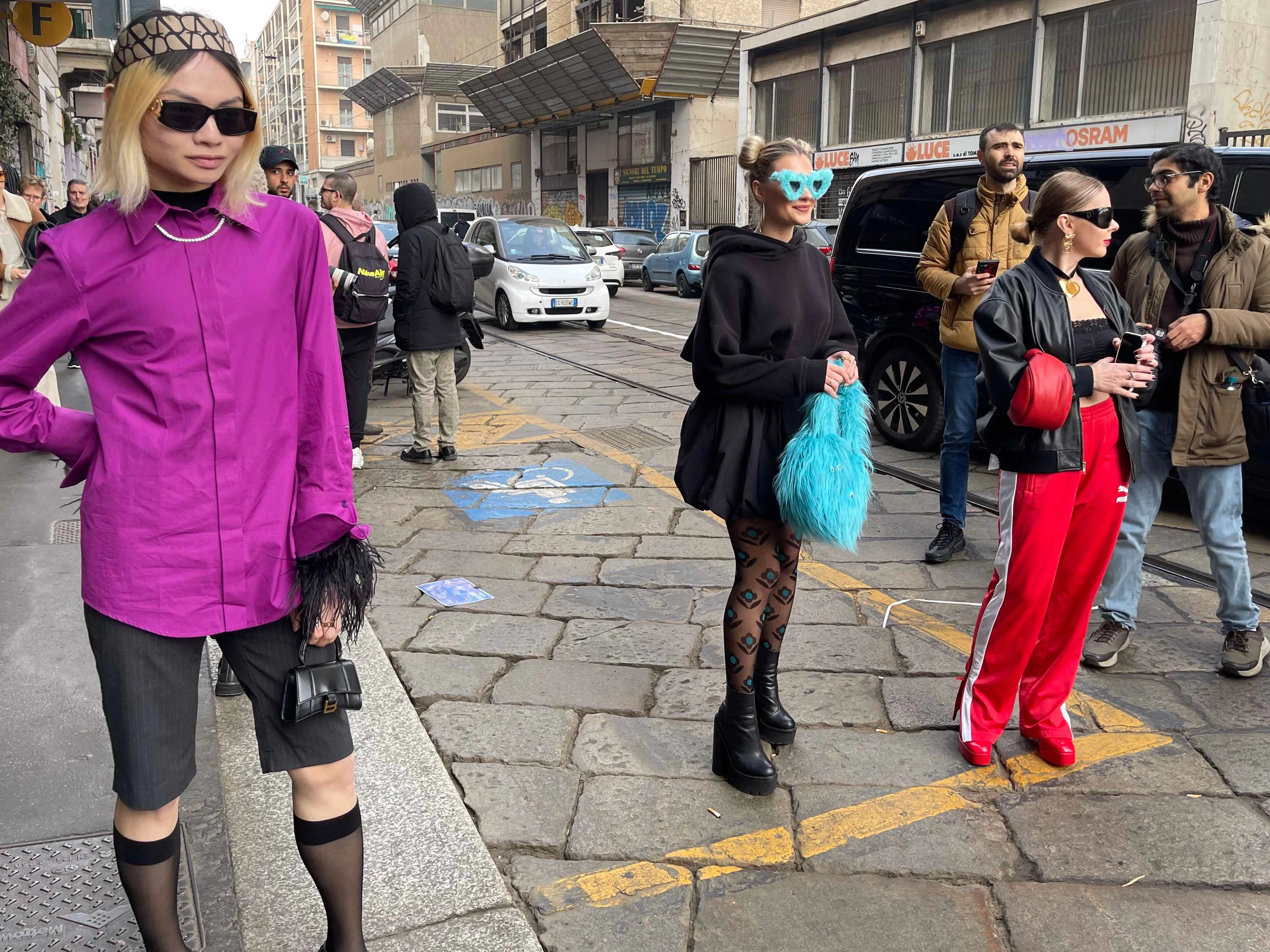 Erkennen Sie diese Dame? Auf der Max-Mara-Show kam sie in einer grauen Weste (siehe oben), ein paar Stunden später posiert sie vor der Location der Sportmax-Show in diesem Outfit.&nbsp;