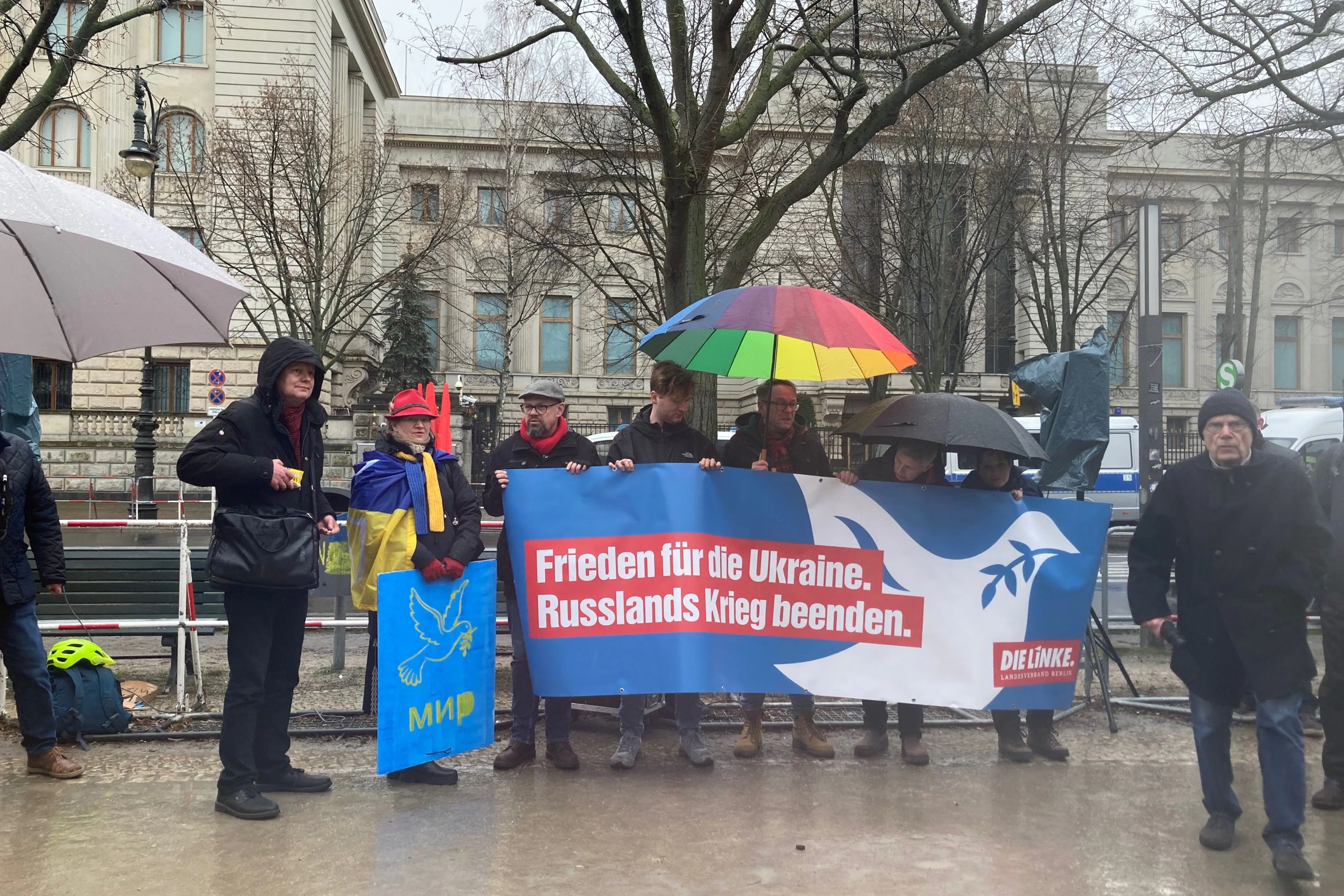 Demonstranten der Partei die Linke vor der russischen Botschaft. Unter ihnen ist Kultursenator Klaus Lederer (links).