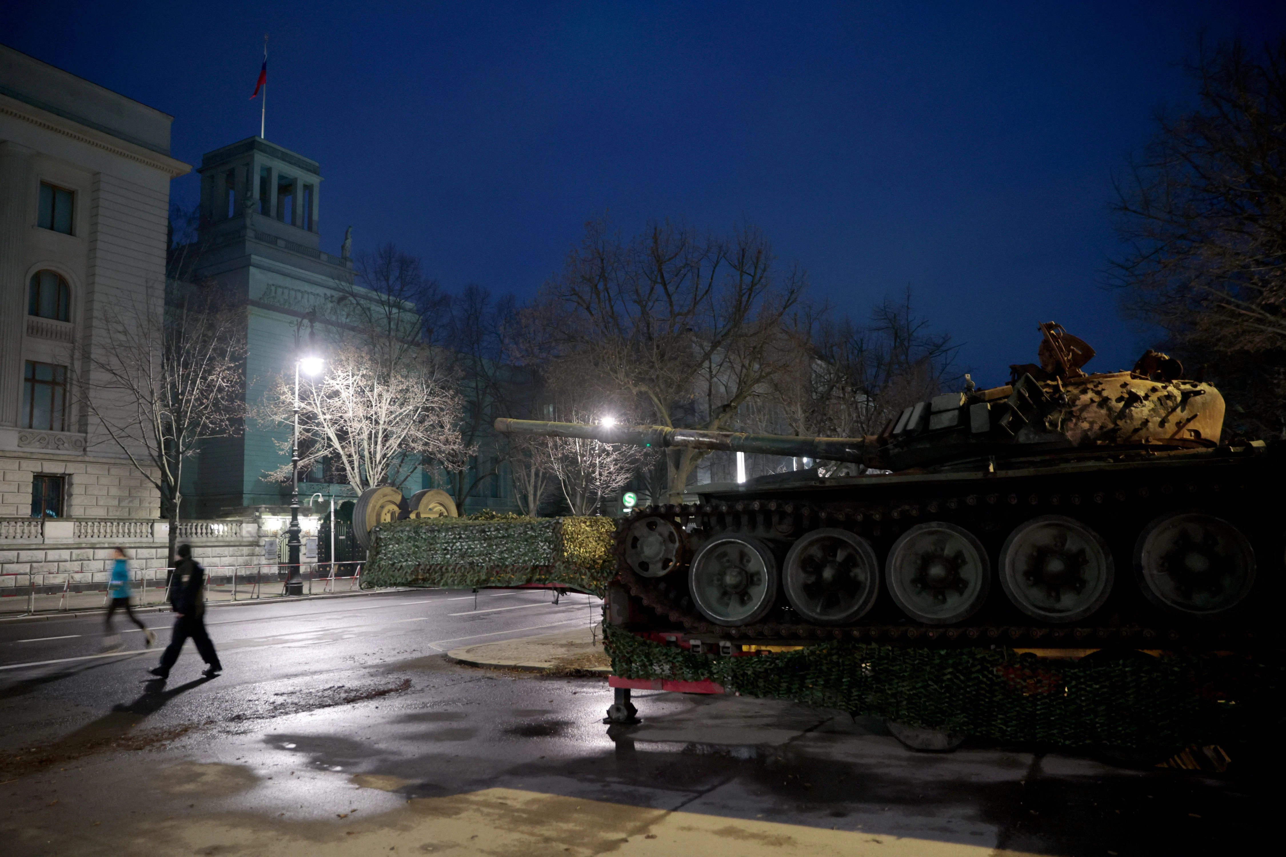Ein in der Ukraine zerstörter russischer Panzer T-72 steht auf einem Hänger vor der Botschaft Russlands Unter den Linden.&nbsp;