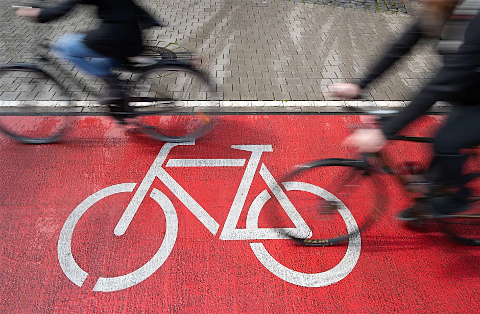 Radfahrer in Berlin unterwegs. Die Radverkehrsanlagen, die nun in Berlin gebaut werden dürfen, werden zusätzlich mit Pollern oder anderen Elementen geschützt.
