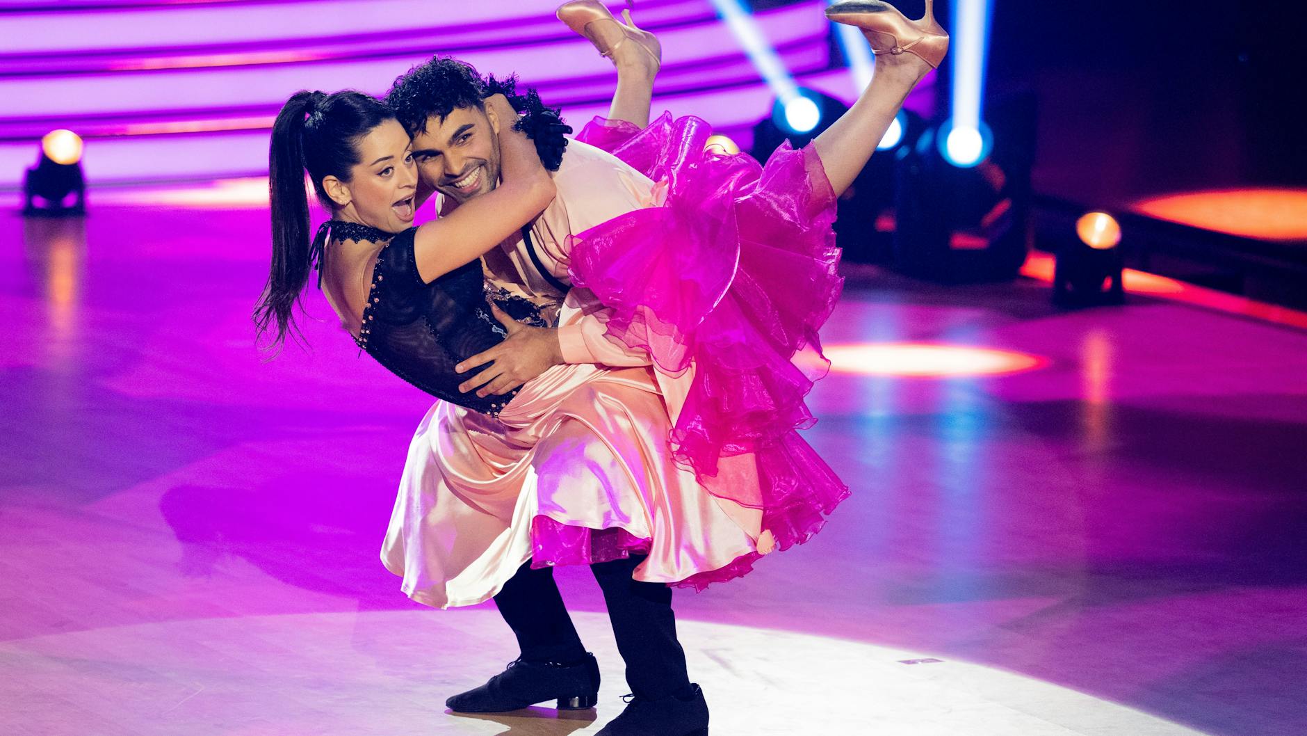 Younes Zarou und Malika Dzumaev tanzen einen Quickstep in Show 1 bei „Let’s Dance“ und bekommen 15 Punkte dafür.