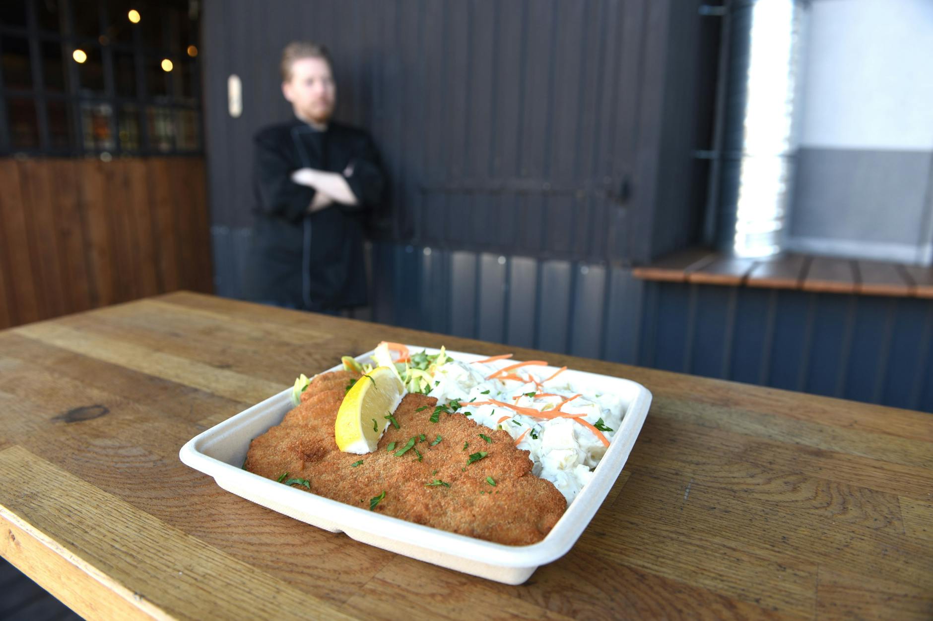 Günstig und üppige Portionen: Bei Schneers Schnitzel in Friedrichshain wird man satt.