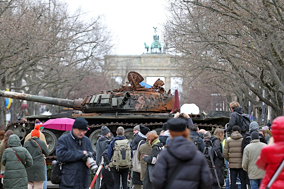 Ein Panzerwarck aus Ukraine steht vor russischer Botschaft