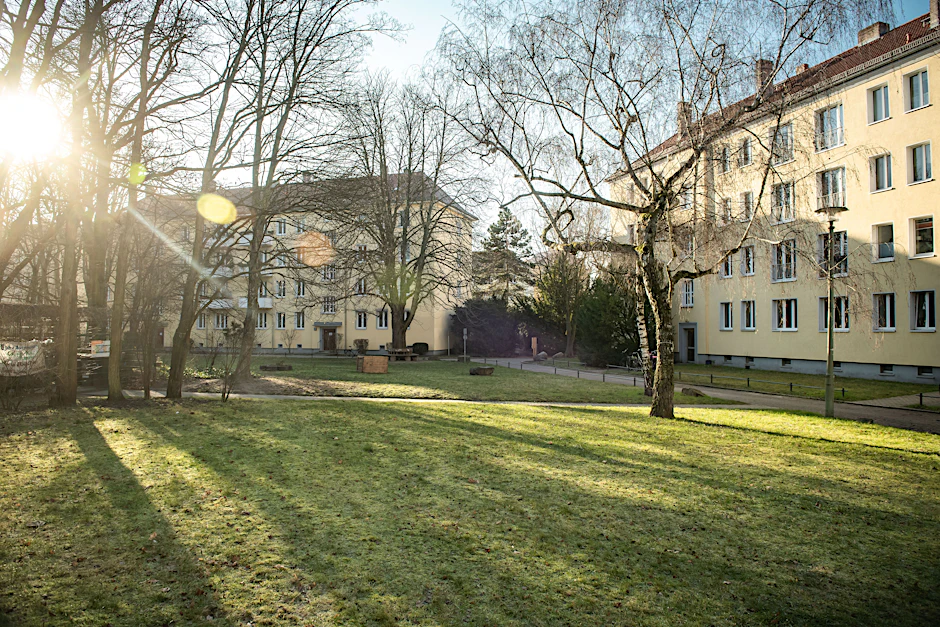 Innenhof am Pankower Schlosspark. Mittlerweile stehen hier großflächig Bauzäune. Zwei Häuser mit 99 Wohneinheiten sollen hier gebaut werden.&nbsp;