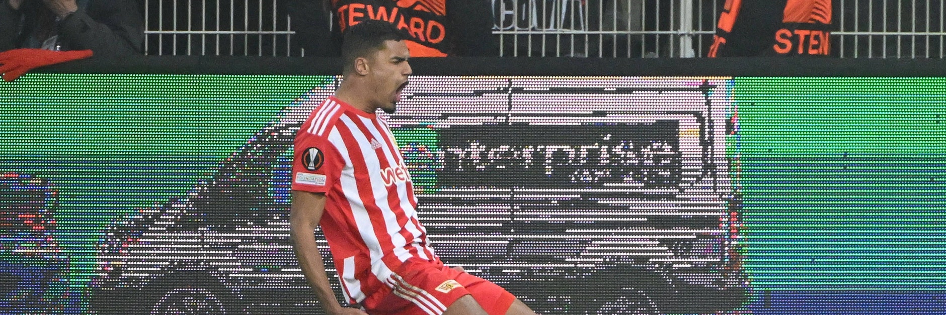 Danilho Doekhi bejubelt seinen wichtigen Kopfballtreffer zum 3:1 für den 1. FC Union gegen Ajax Amsterdam.