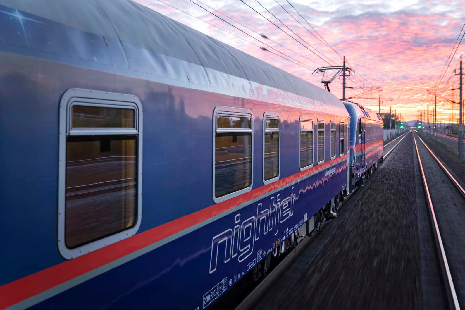 Mit dem Zug in den Sonnenuntergang: ein Nightjet der ÖBB unterwegs in Europa.