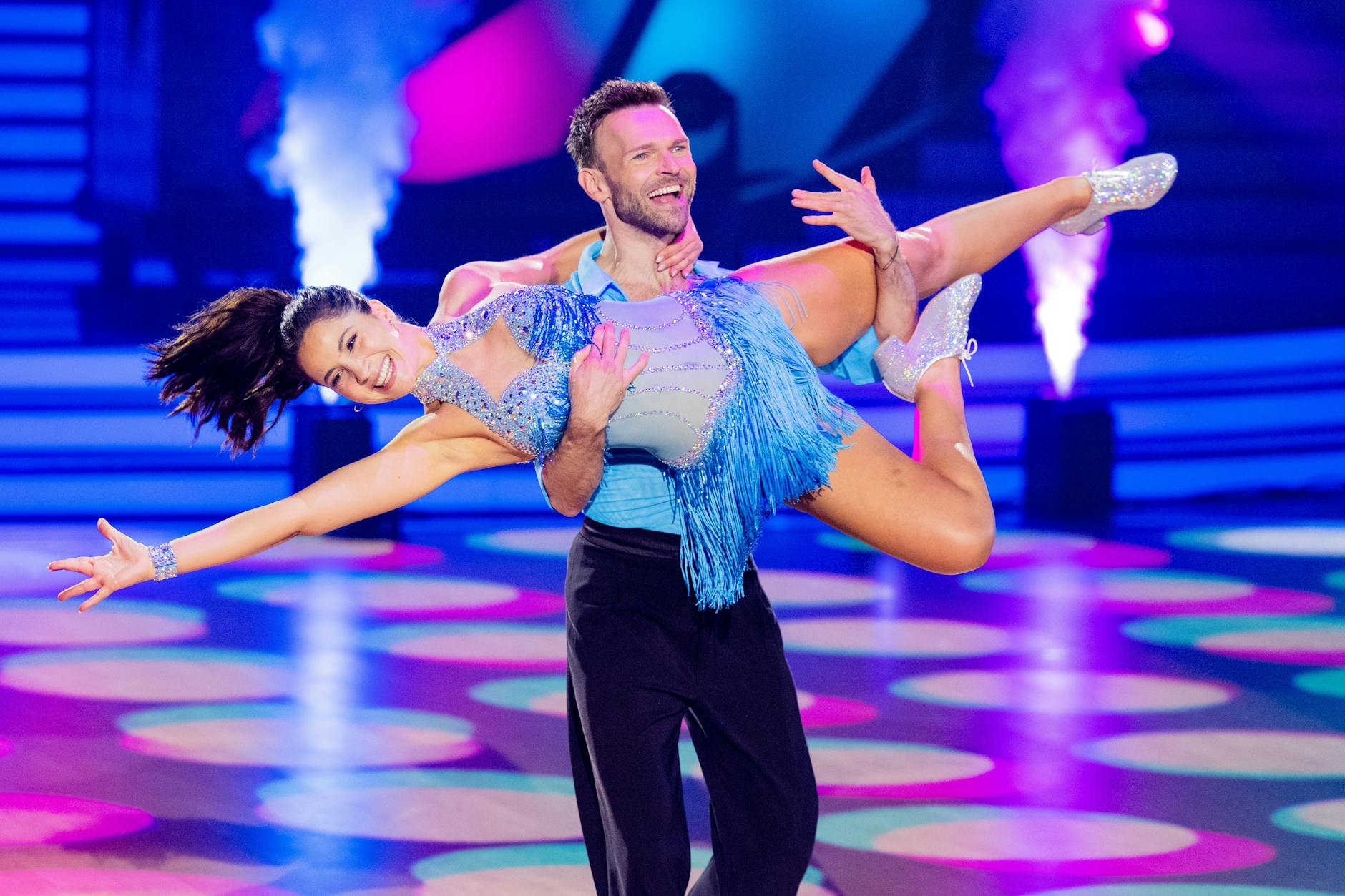 Chryssanthi Kavazi und Vadim Garbuzov verzaubern in „Let’s Dance“-Show 1 mit ihrem Jive und bekommen 17 Jury-Punkte. Und das trotz einiger Blassuren.