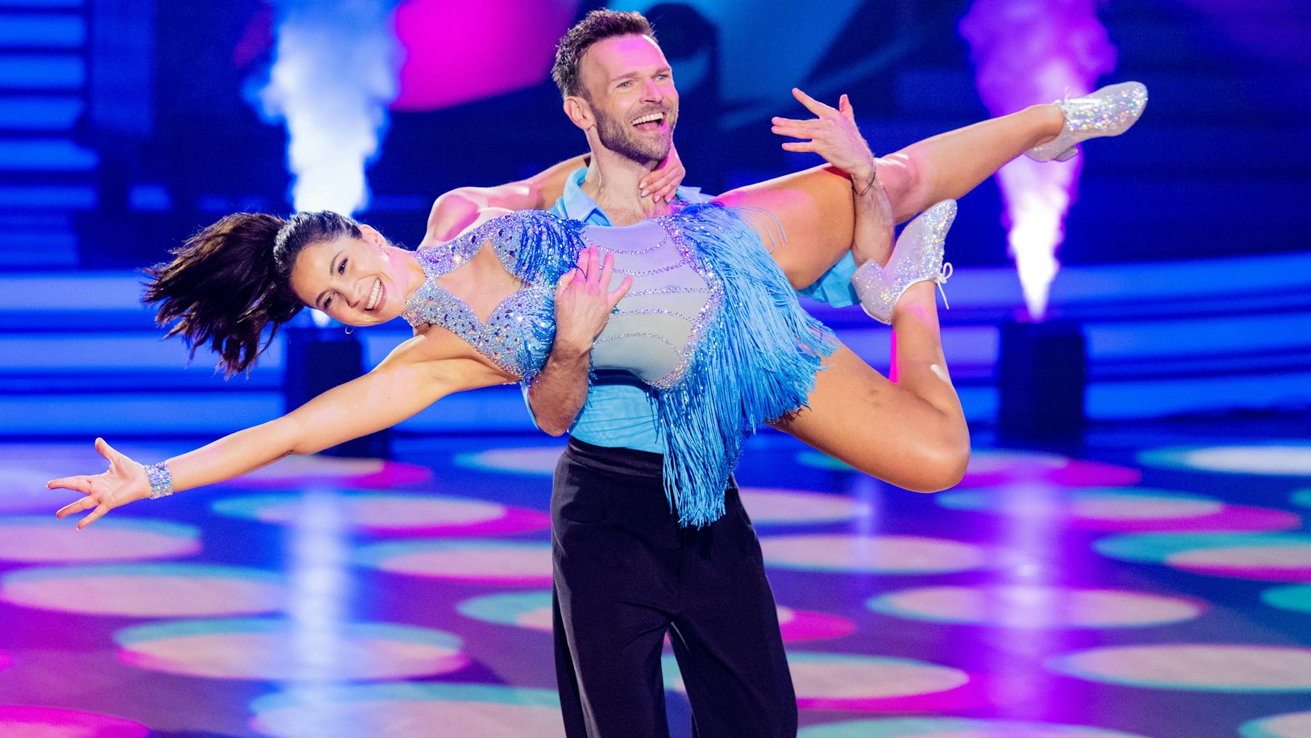 Chryssanthi Kavazi und Vadim Garbuzov verzaubern in „Let's Dance“-Show 1 mit ihrem Jive und bekommen 17 Jury-Punkte.