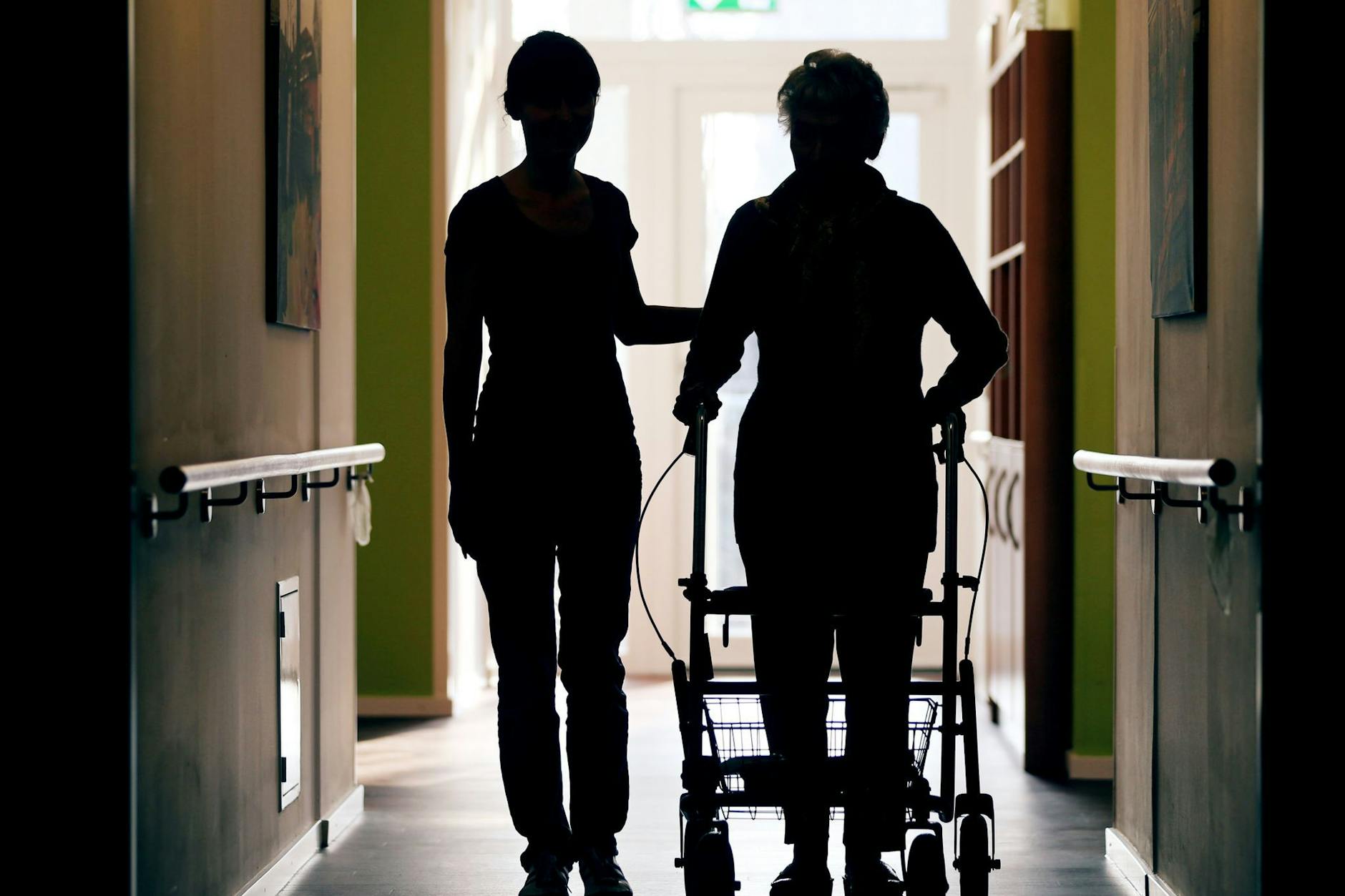 Angesichts deutlich höherer Kosten für die Pflege sollen zusätzliche Entlastungen für Pflegebedürftige, aber auch höhere Beiträge kommen. (Archivfoto)