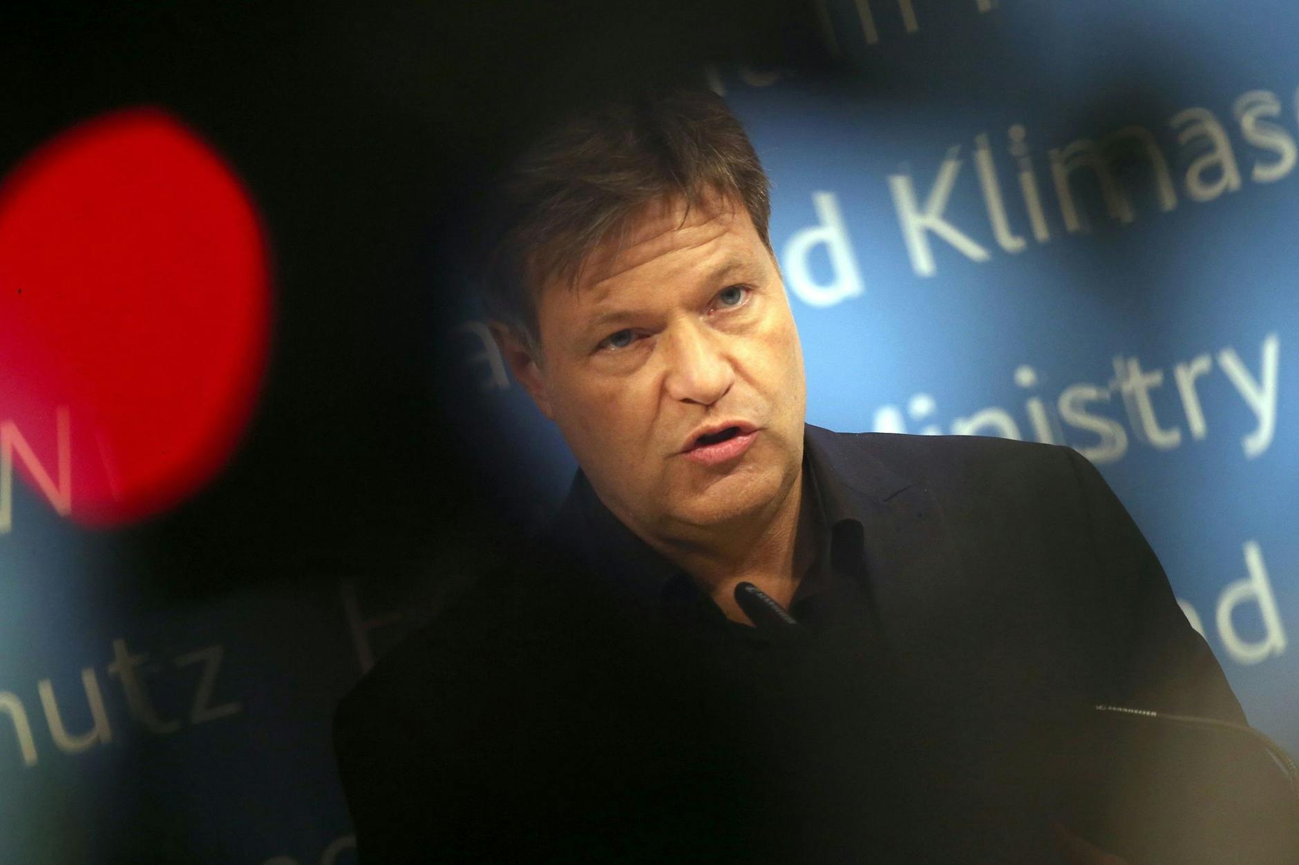 Robert Habeck (Bündnis 90/Die Grünen), hat die für diesen Samstag in Berlin geplante Friedensdemonstration scharf kritisiert. 