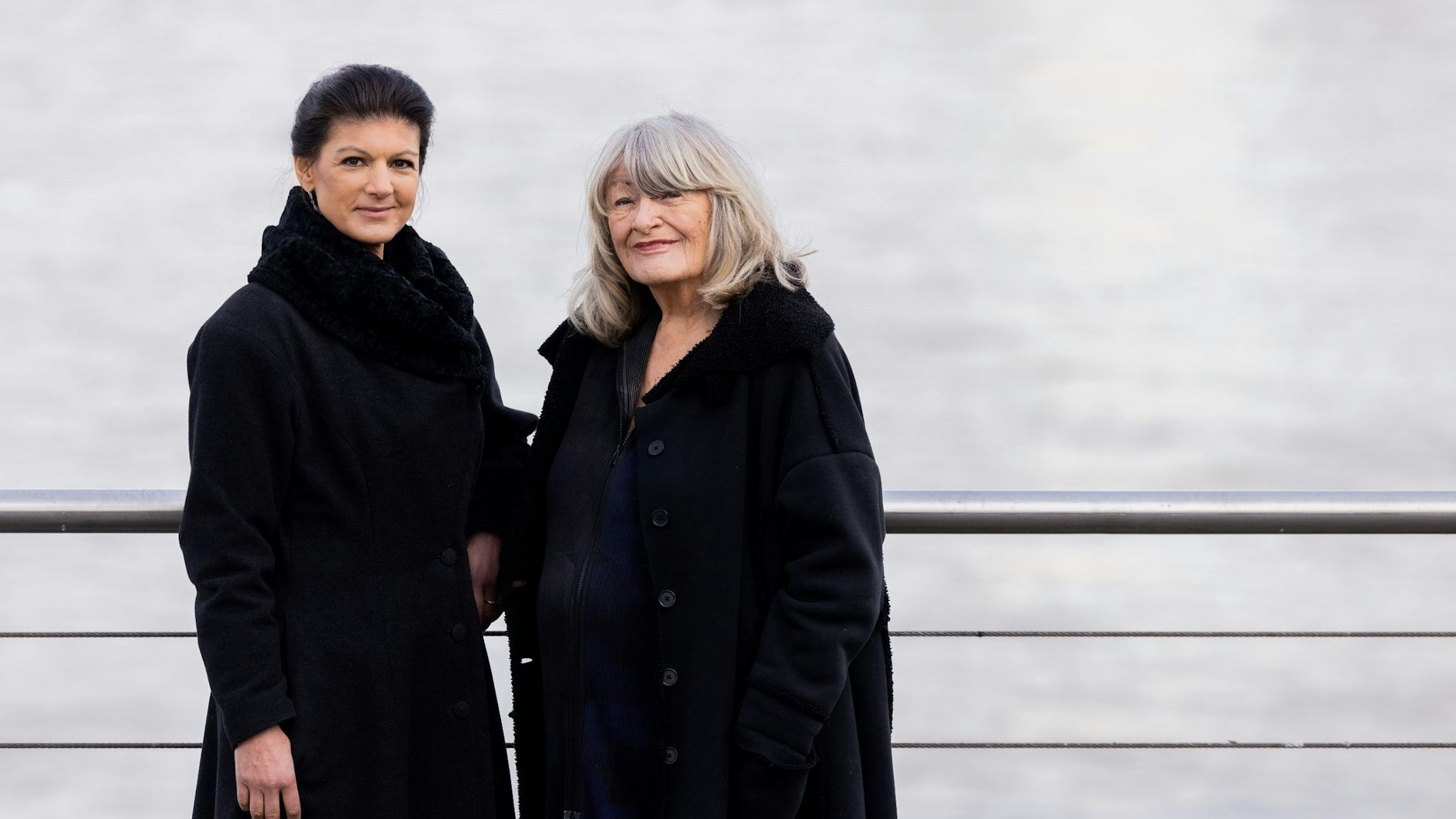 Sahra Wagenknecht (Die Linke, l) und Frauenrechtlerin Alice Schwarzer haben für Sonnabend zu einer Kundgebung aufgerufen. Sie steht unter dem Motto „Aufstand für Frieden“