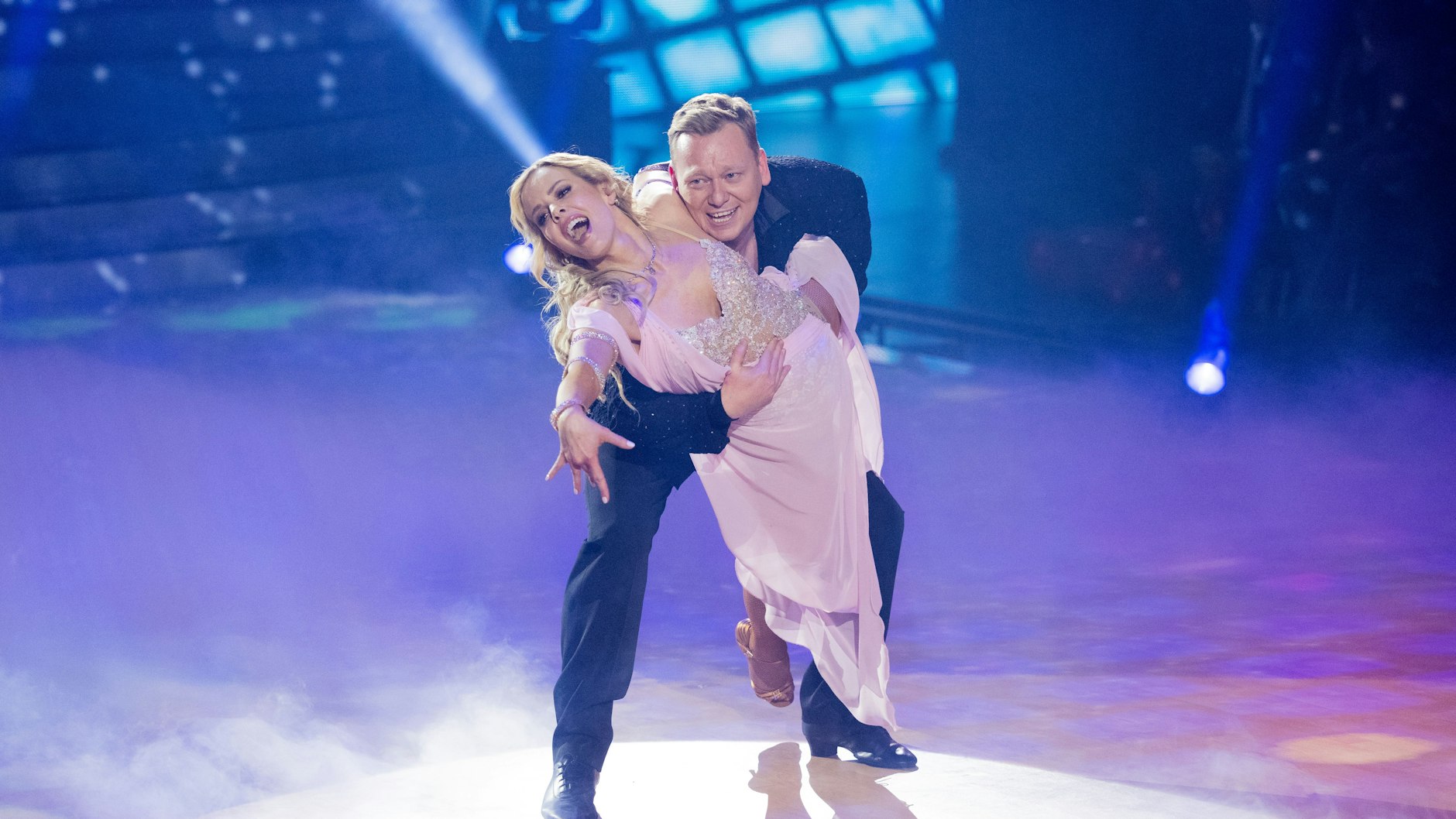 Knossi und Isabel Edvardsson tanzen eine Rumba in Show 1 bei „Let’s Dance“ und bekommen 9 Punkte dafür.