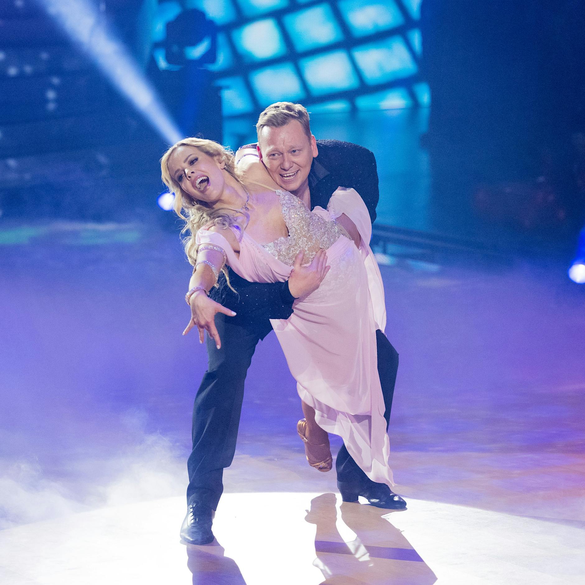 Liveblog zu „Let's Dance“-Show 1: Anna Ermakova schon wieder die Beste +++ Knossi landet mit Isabel Edvardsson im Bett +++ Alex Mariah Peter: „Musste vor Anstrengung kotzen“ +++ Und überraschend raus ist ...