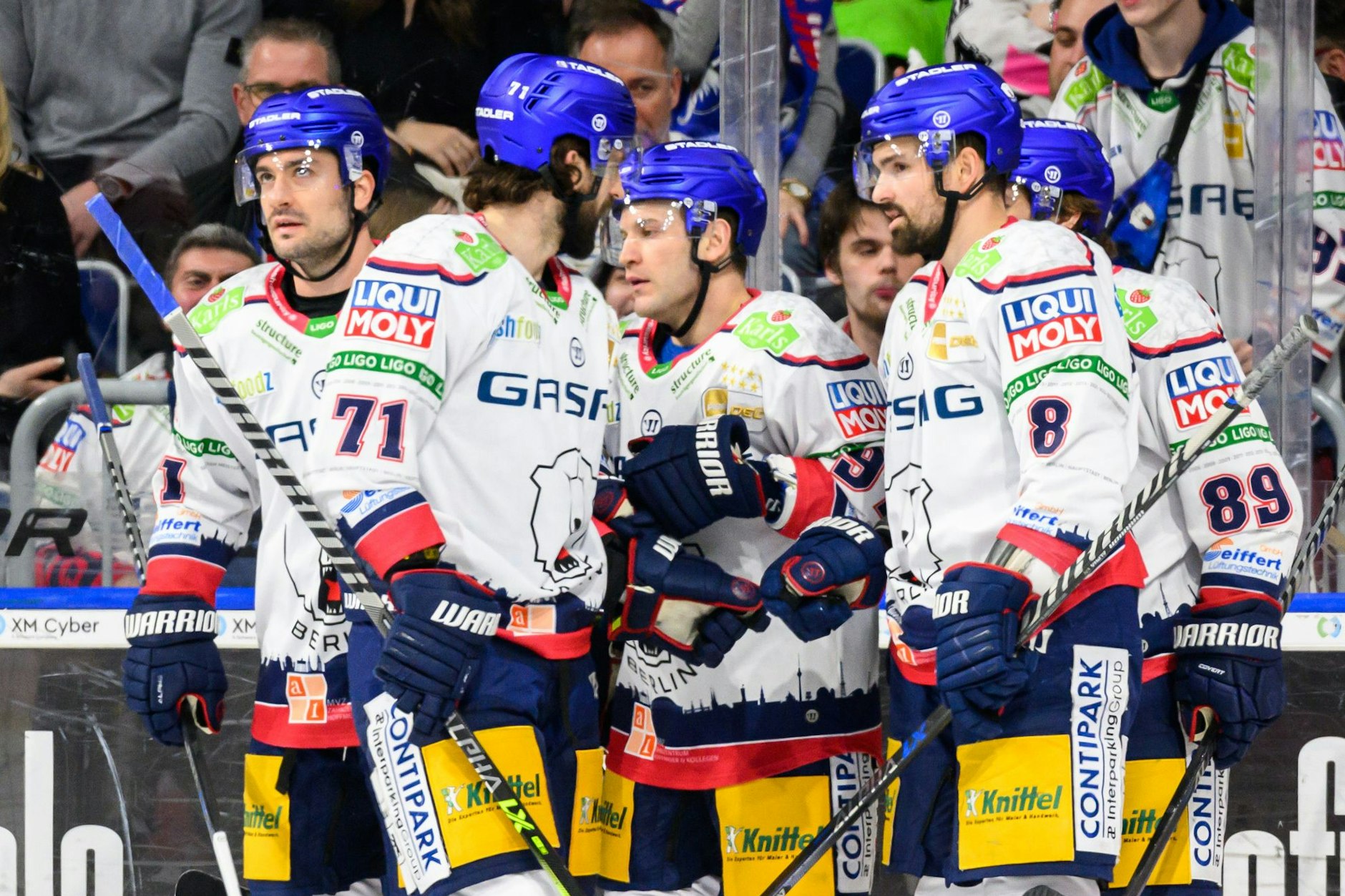 Das ist der erste von fünf Tor-Jubeln in Mannheim: 1:0-Schütze Matt White (M.) wird von den Eisbären-Kollegen beglückwünscht.