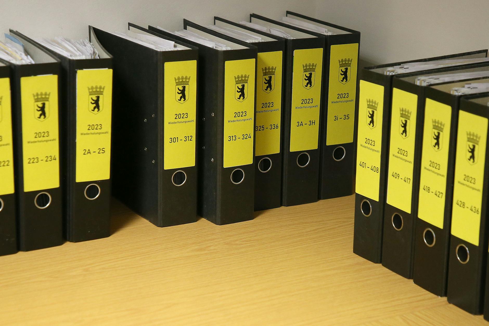 Aktenordner mit Unterlagen der Wiederholungswahl vor zwei Wochen: Zu dieser hatten Unregelmäßigkeiten bei der Wahl im September 2021 geführt.