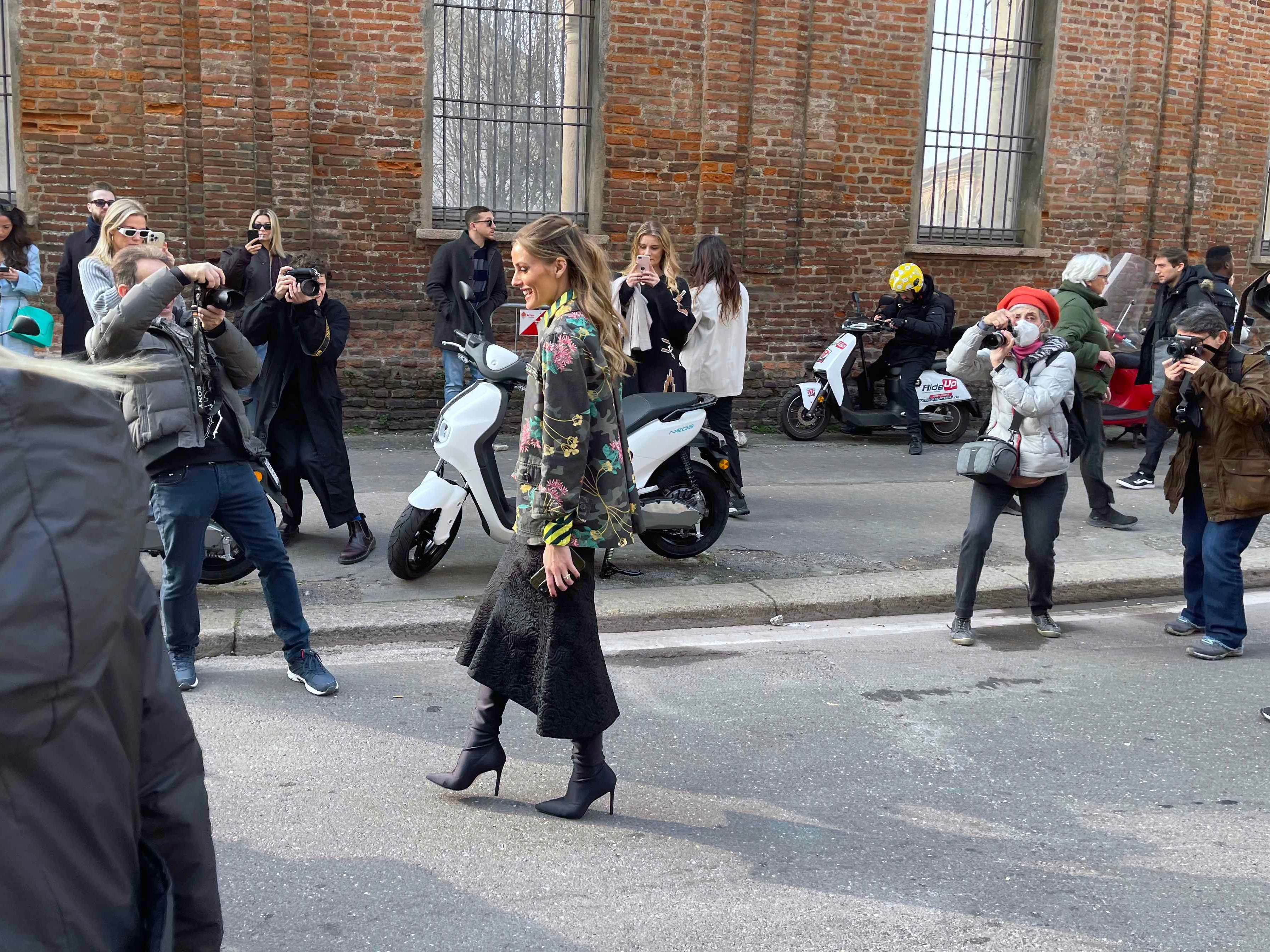 Model Olivia Palermo ist einer der Star-Gäste auf der Max-Mara-Show. Man beachte die Paparazzi-Oma halb rechts ...