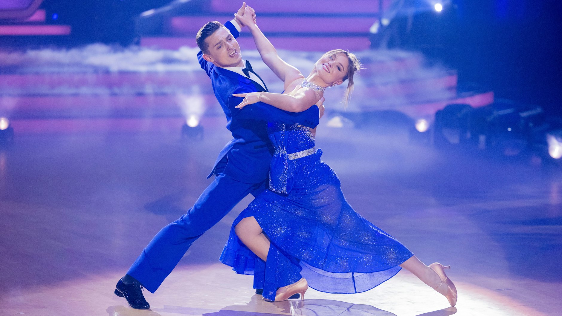 Julia Beautx und Zsolt Sándor Cseke tanzen in “Let’s Dance”-Show 1 einen Langsamen Walzer und bekommen 21 Jury-Punkte.