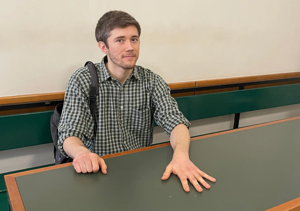 An den Tisch geklebt: Letzte Generation mit neuer Protestform vor Gericht