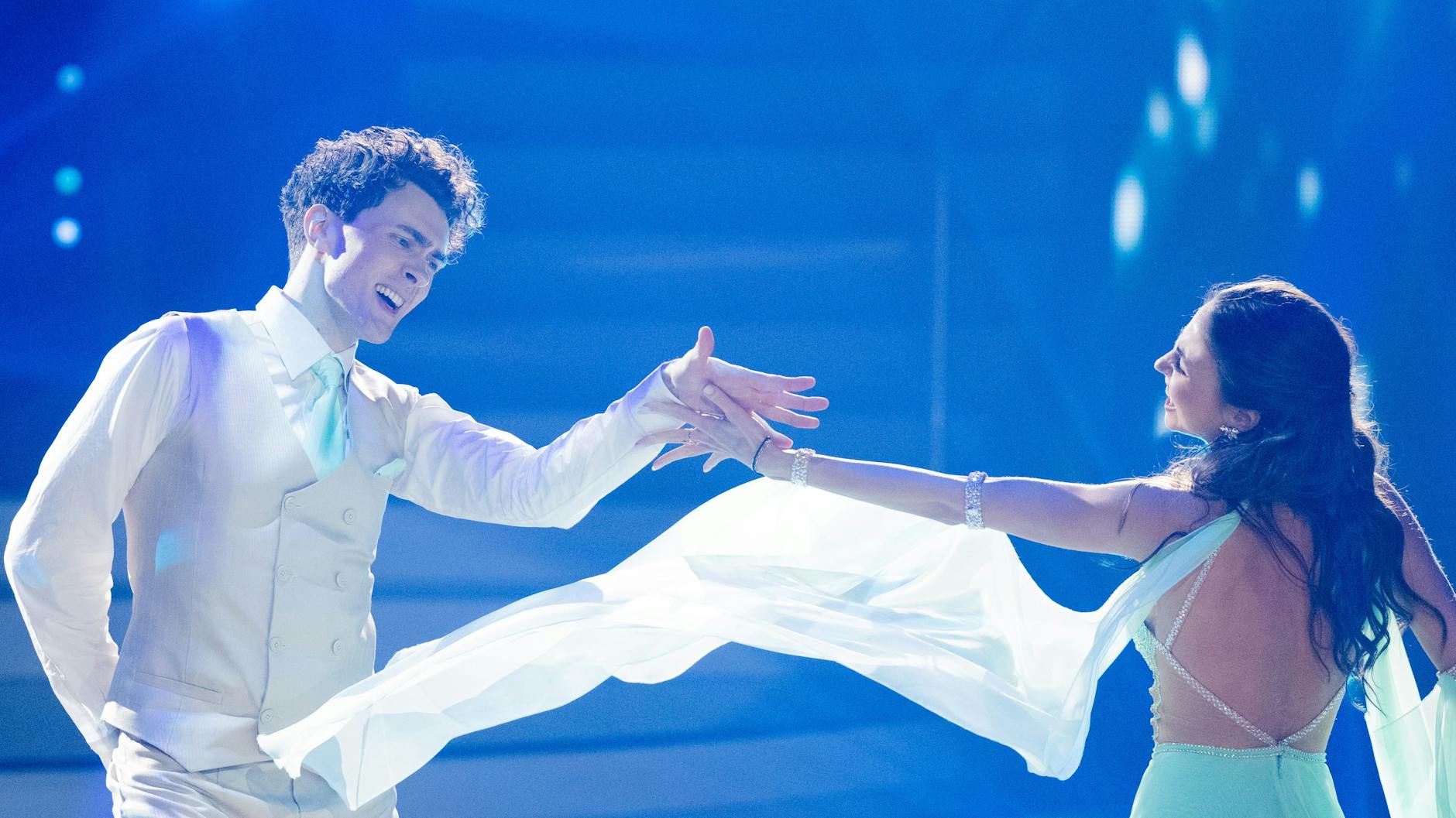 Timon Krause und Ekaterina Leonova tanzen einen Langsamen Walzer in Show 1 bei „Let’s Dance“ und bekommen 16 Punkte dafür.