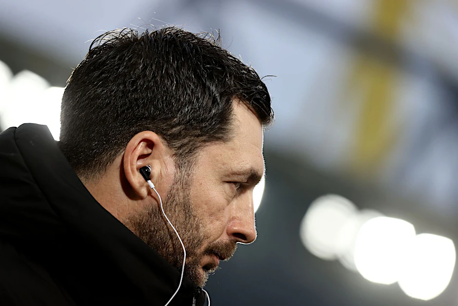 Herthas Cheftrainer Sandro Schwarz blickt nachdenklich  