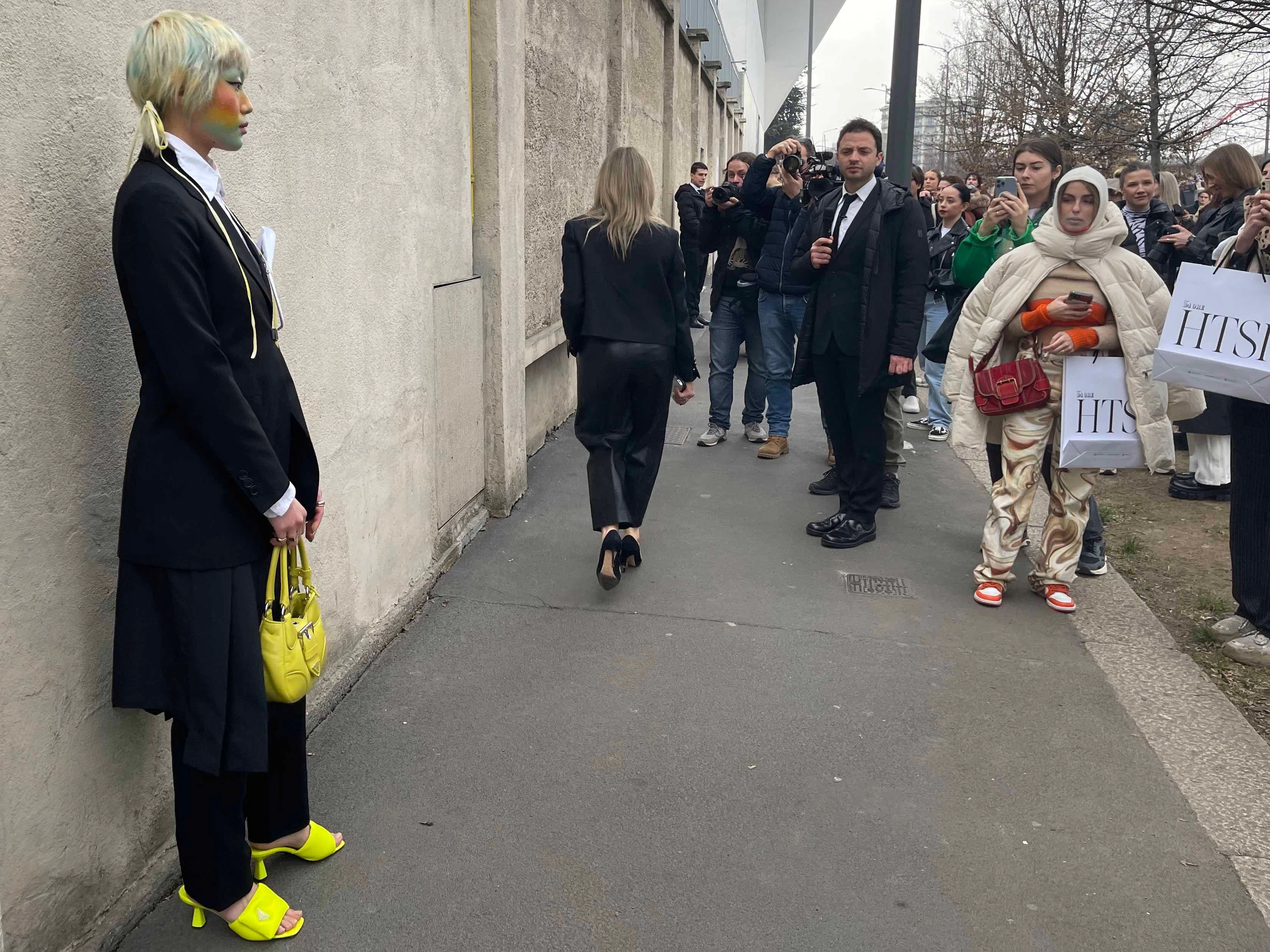 Die in Berlin lebende Künstlerin Kicki Yang Zhang ist im besten Sinne in den Tuschkasten gefallen. Hier posiert sie für die Fotografen vor der Prada-Show, auf die sie als Gast geladen ist.&nbsp;