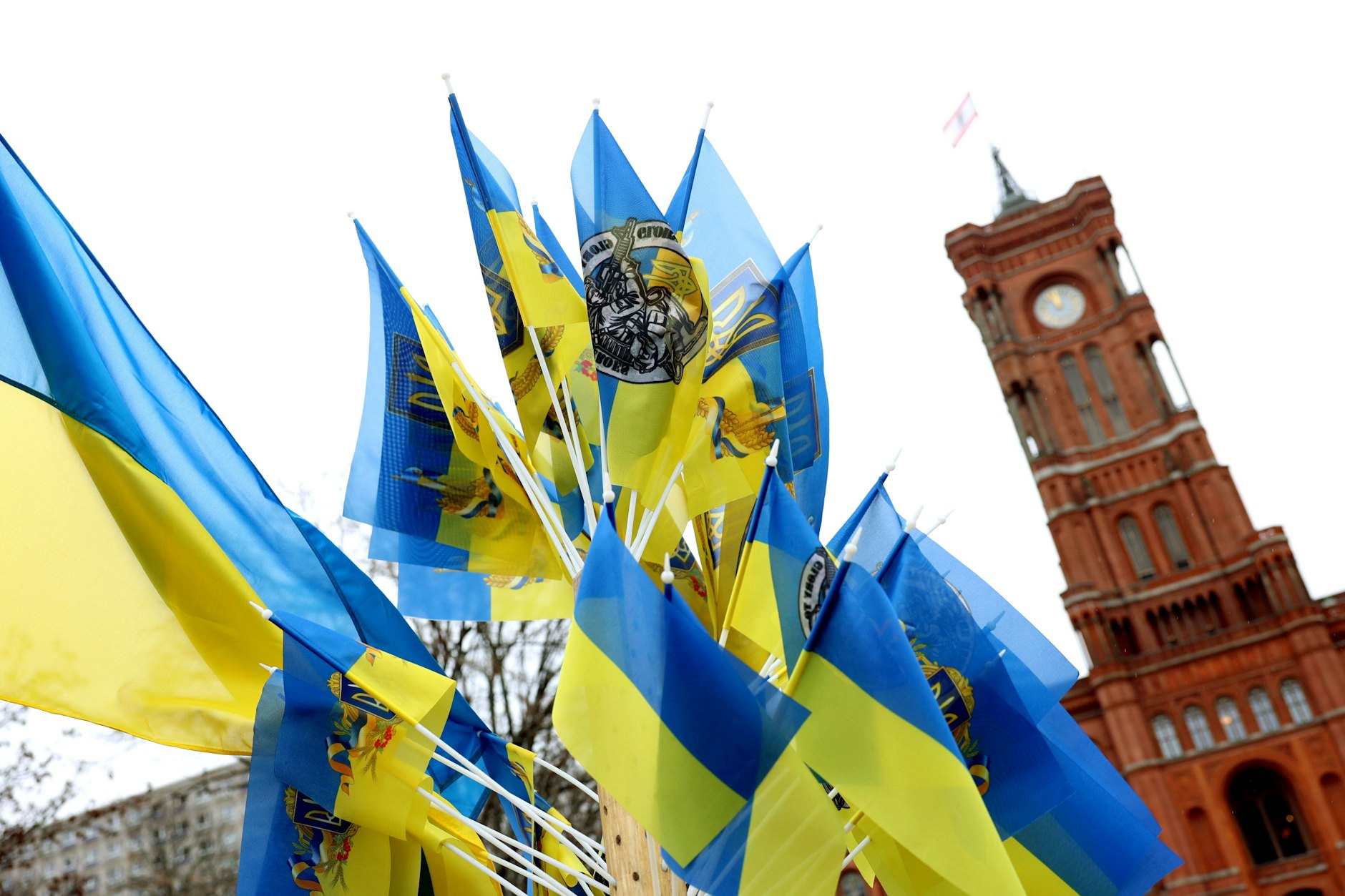 Händler aus Polen bieten Ukraine-Fahnen zum Verkauf an. Nicht alle Demo-Teilnehmer sind erfreut darüber.