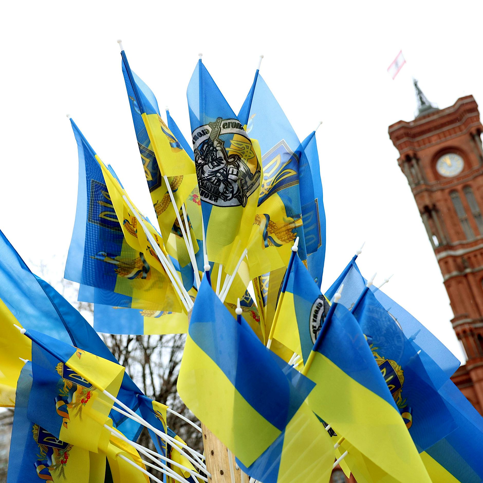 Berlin: Gericht erlaubt ukrainische Fahnen am 8. und 9. Mai